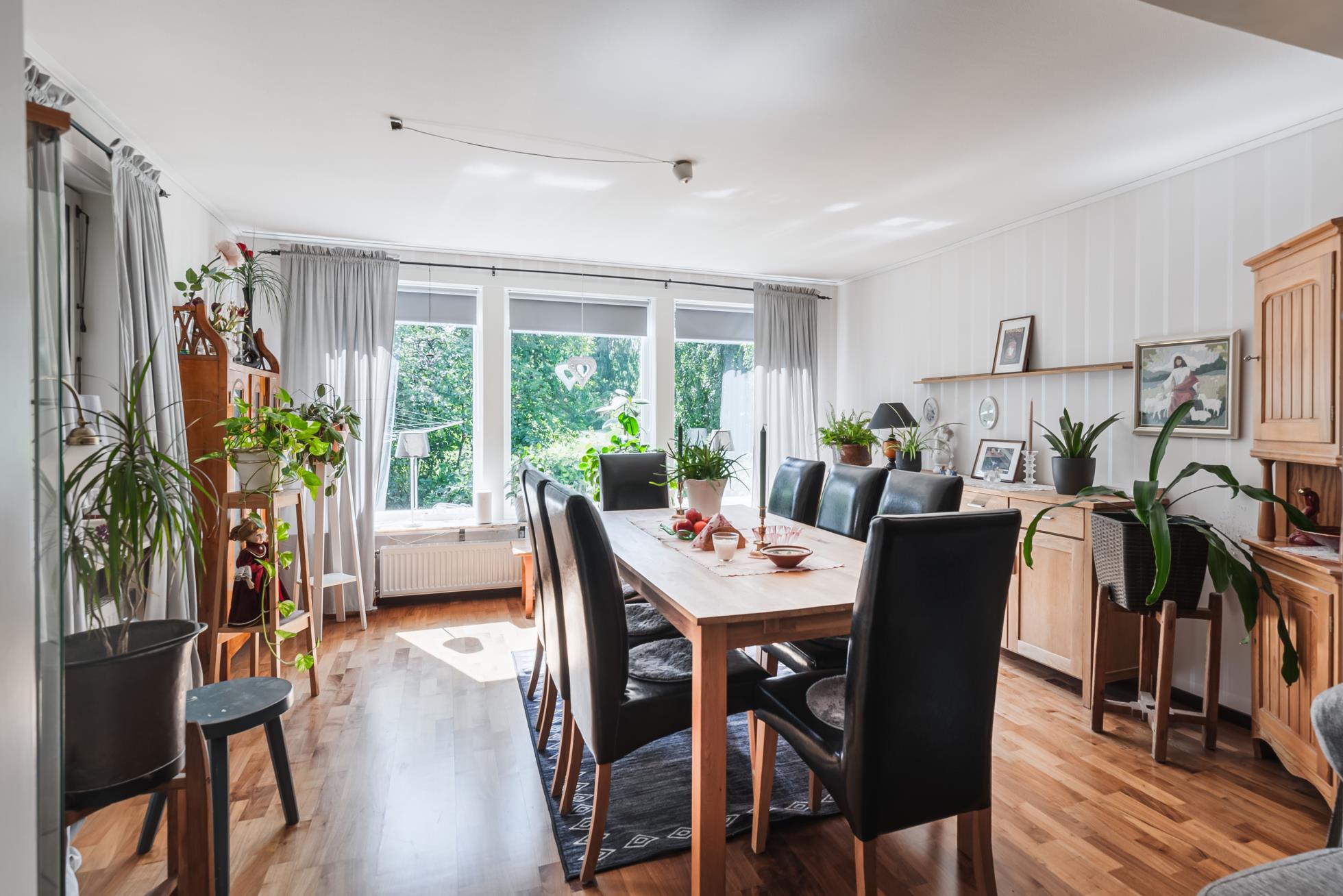 Ett trivsamt enplanshus med stora möjligheter i natursköna omgivningar.
