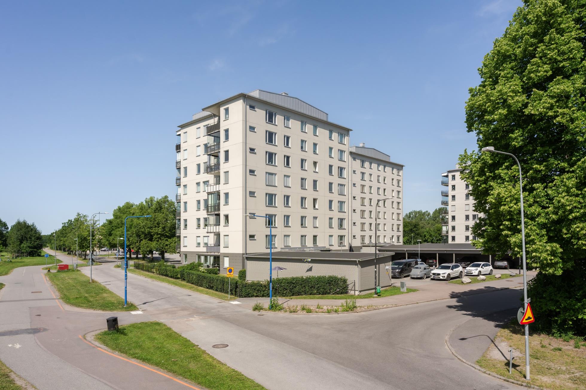 Stilren 3:a med inglasad balkong och stabil förening!