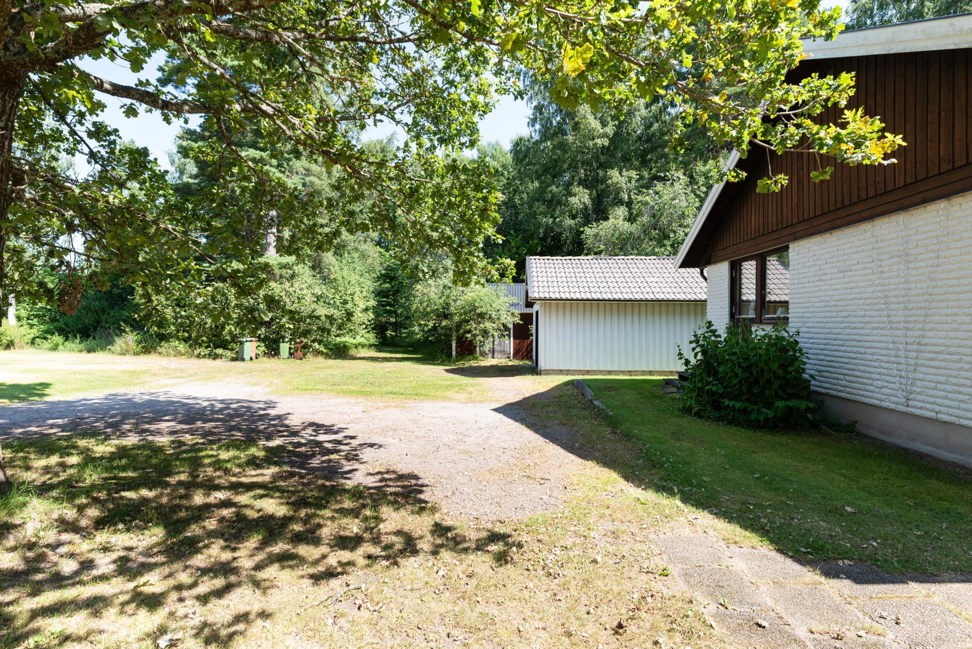 En lantlig idyll med gott om utrymme och närhet till både natur och service