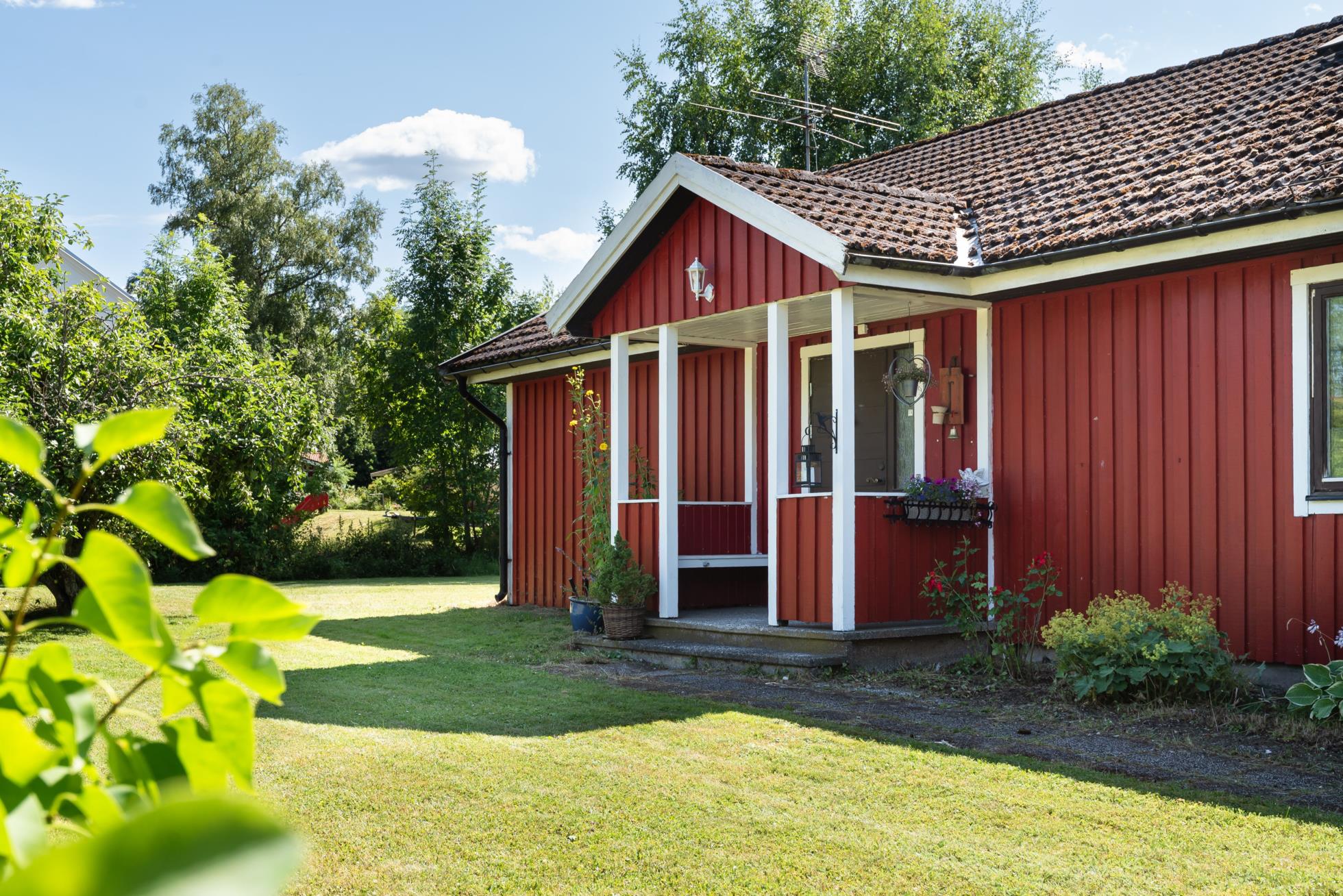 Ett trivsamt enplanshus med stora möjligheter i natursköna omgivningar.