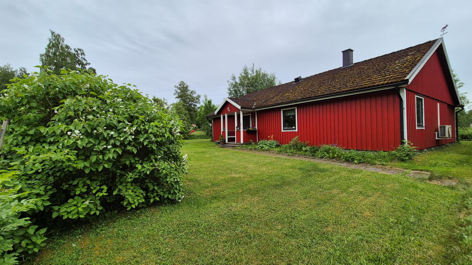 Ett trivsamt enplanshus med stora möjligheter i natursköna omgivningar.
