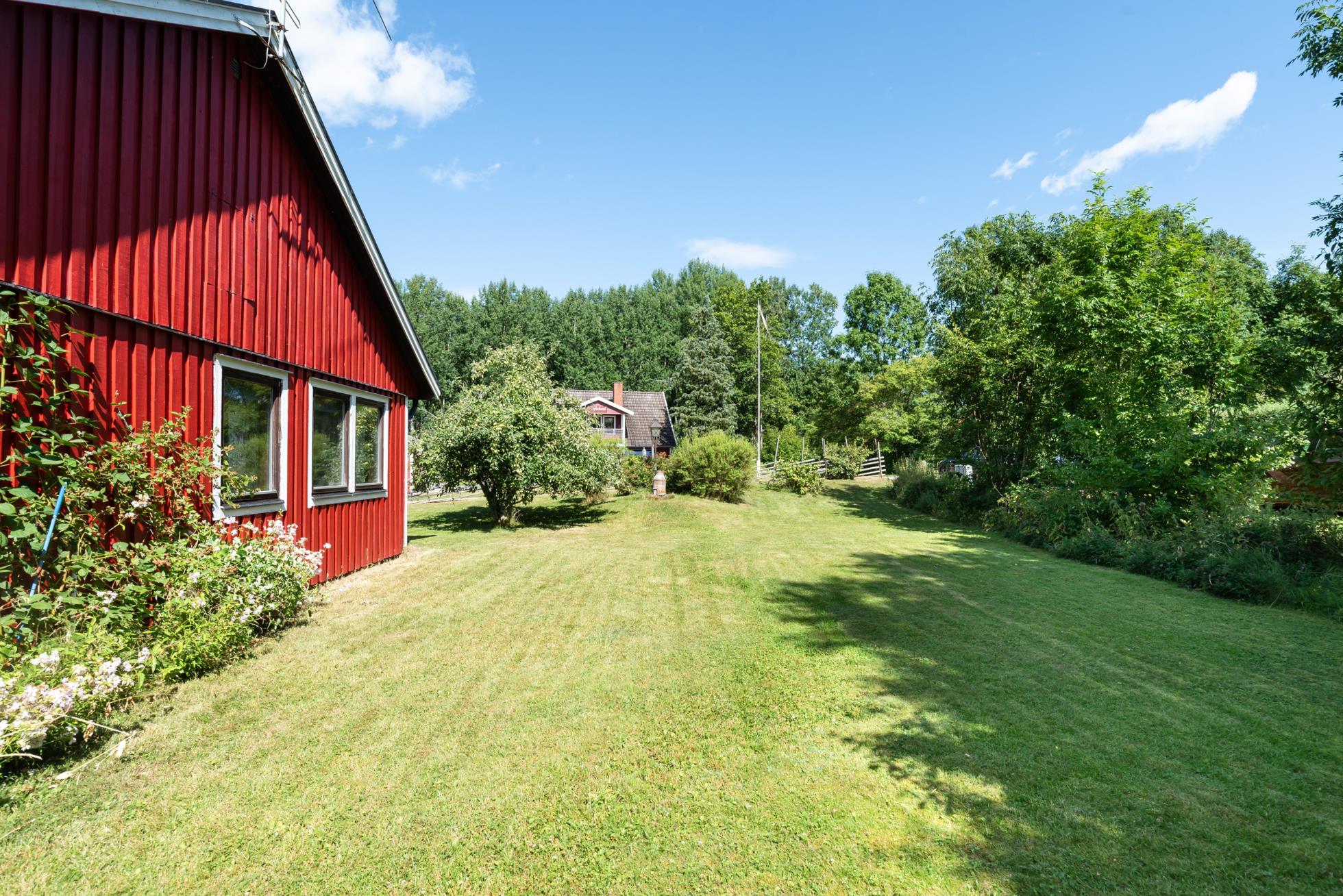 Ett trivsamt enplanshus med stora möjligheter i natursköna omgivningar.
