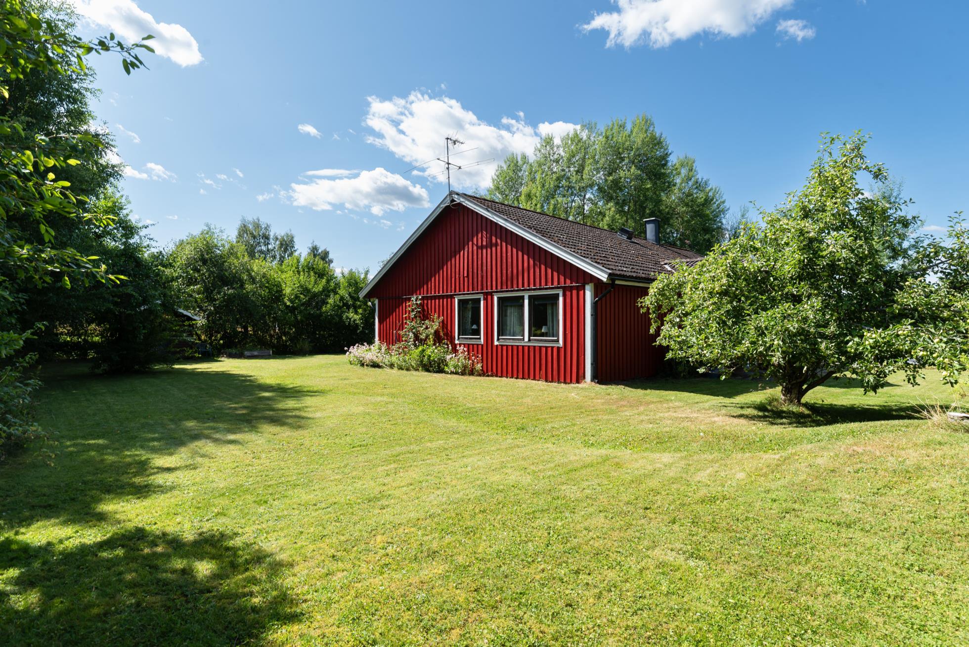 Ett trivsamt enplanshus med stora möjligheter i natursköna omgivningar.