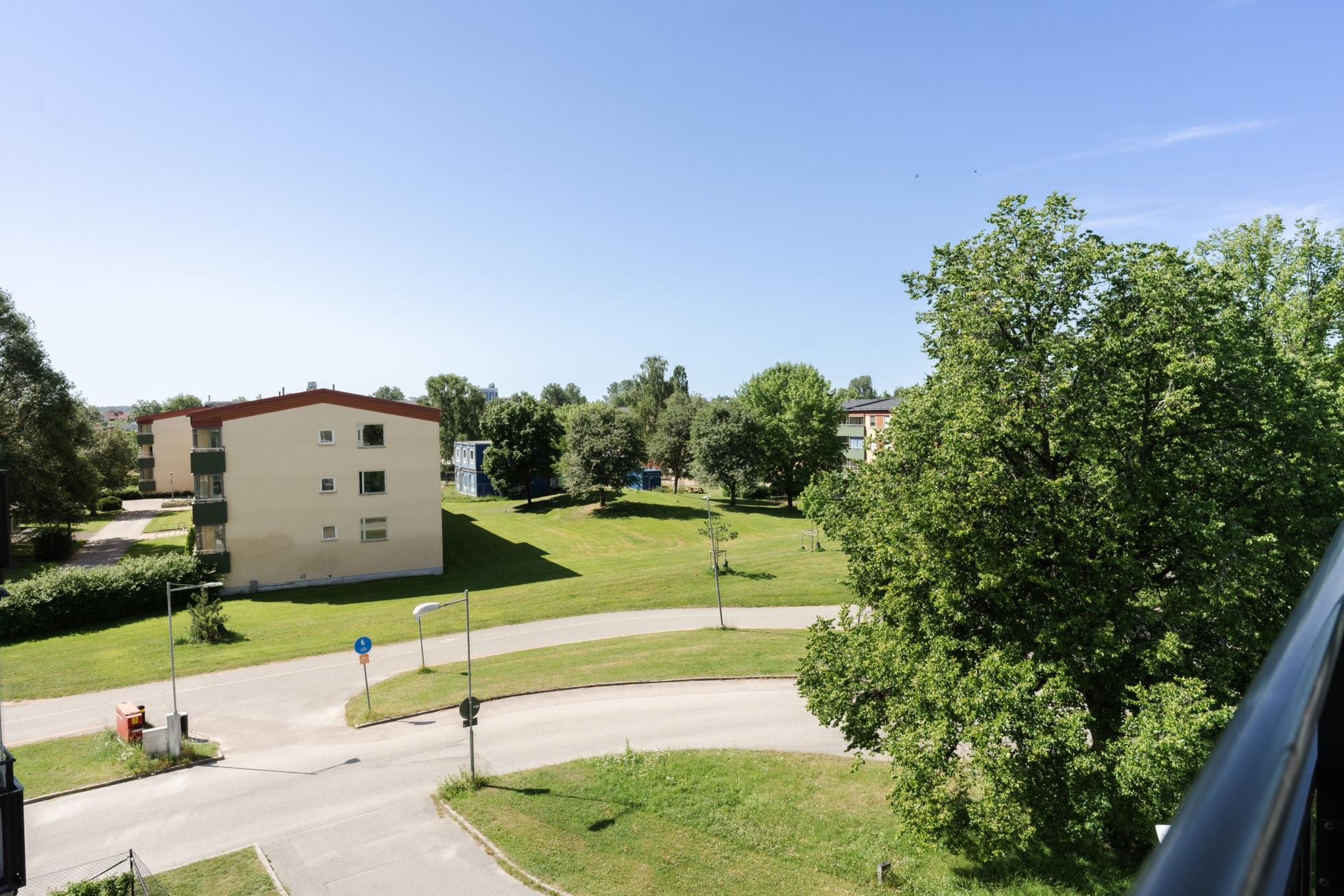 Stilren 3:a med inglasad balkong och stabil förening!
