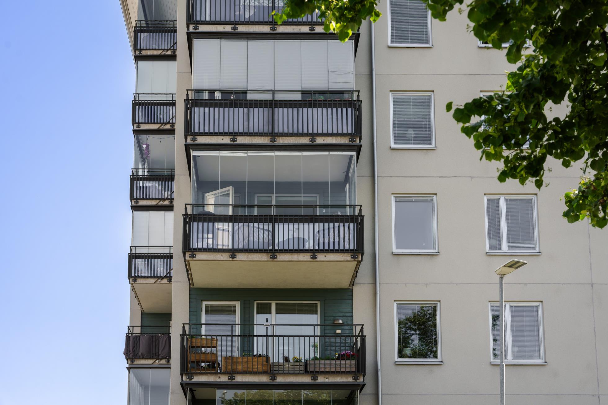 Stilren 3:a med inglasad balkong och stabil förening!