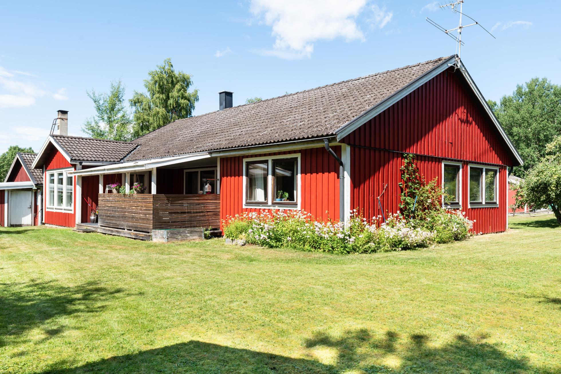Ett trivsamt enplanshus med stora möjligheter i natursköna omgivningar.