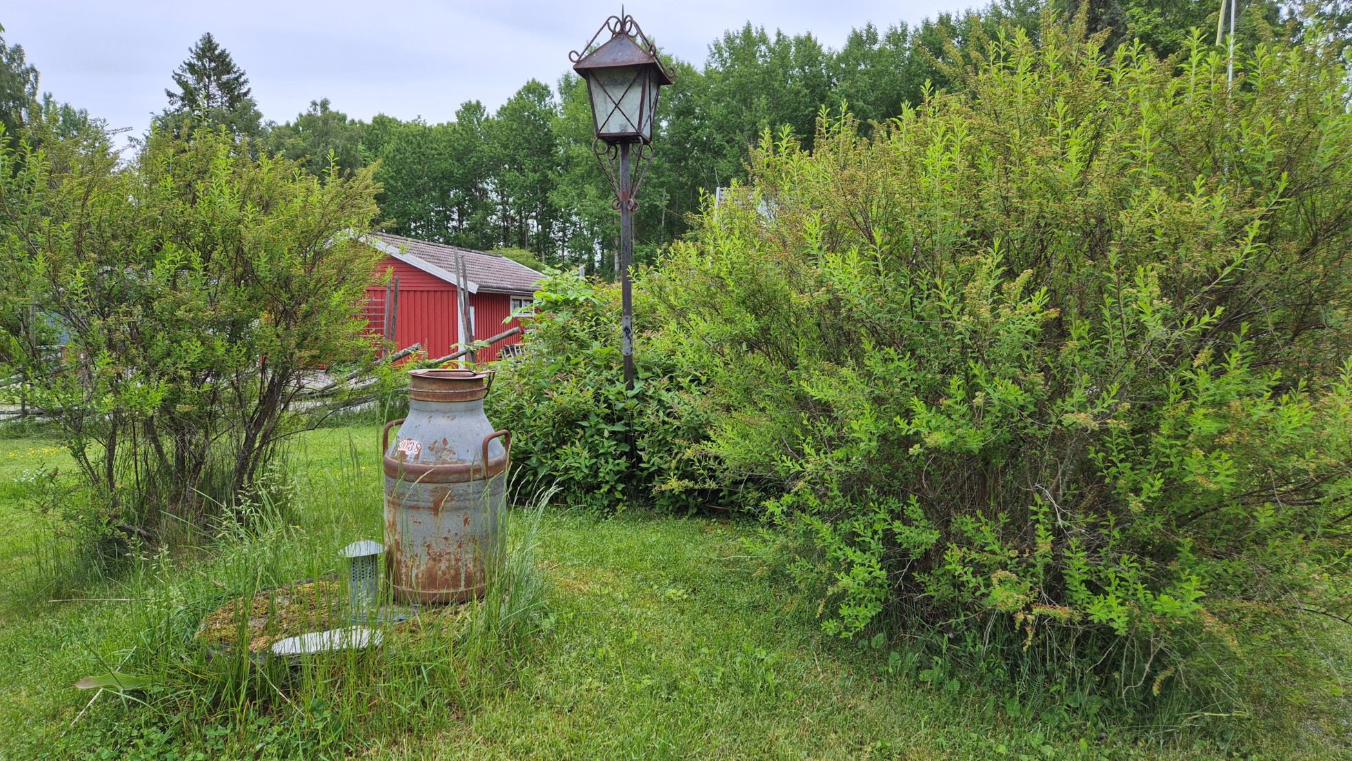 Ett trivsamt enplanshus med stora möjligheter i natursköna omgivningar.