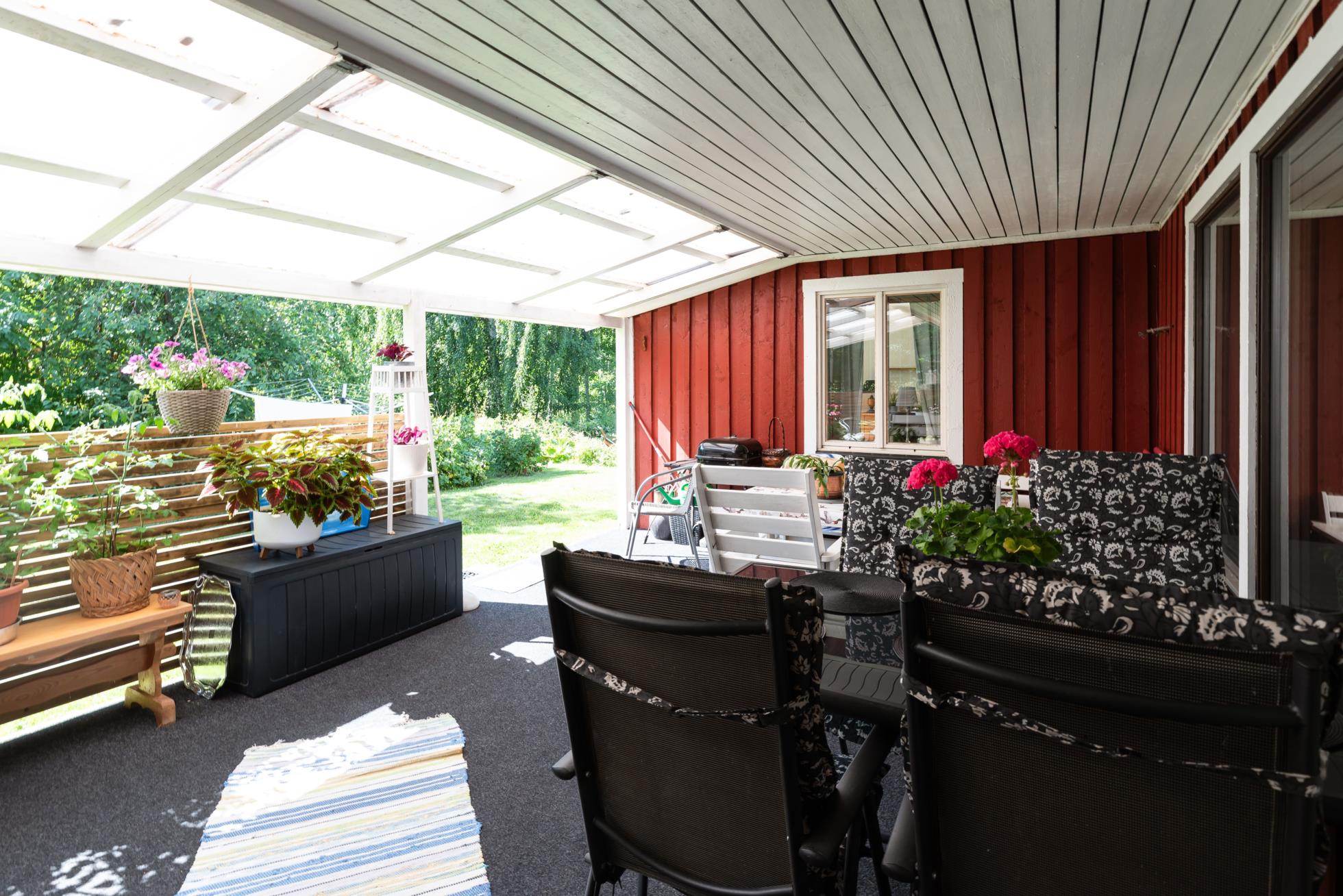 Ett trivsamt enplanshus med stora möjligheter i natursköna omgivningar.