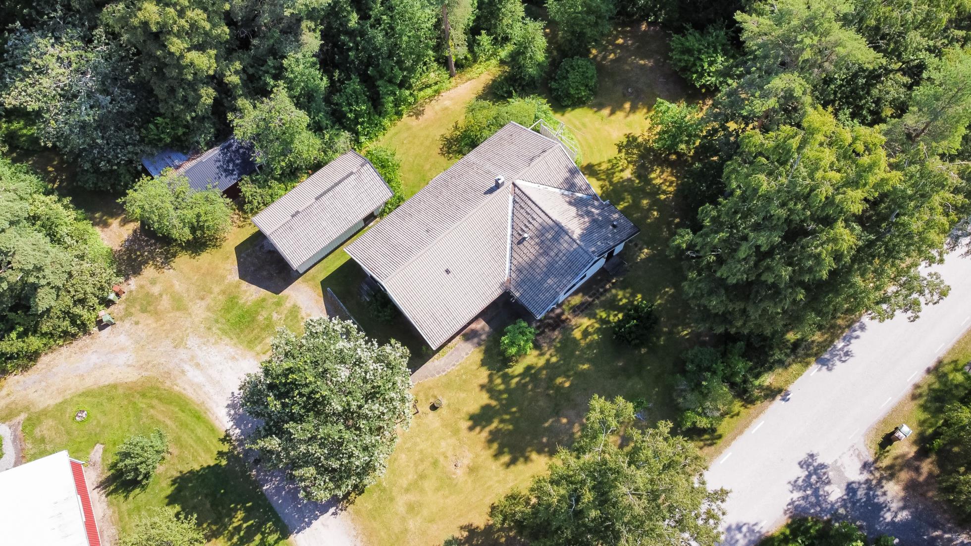 En lantlig idyll med gott om utrymme och närhet till både natur och service