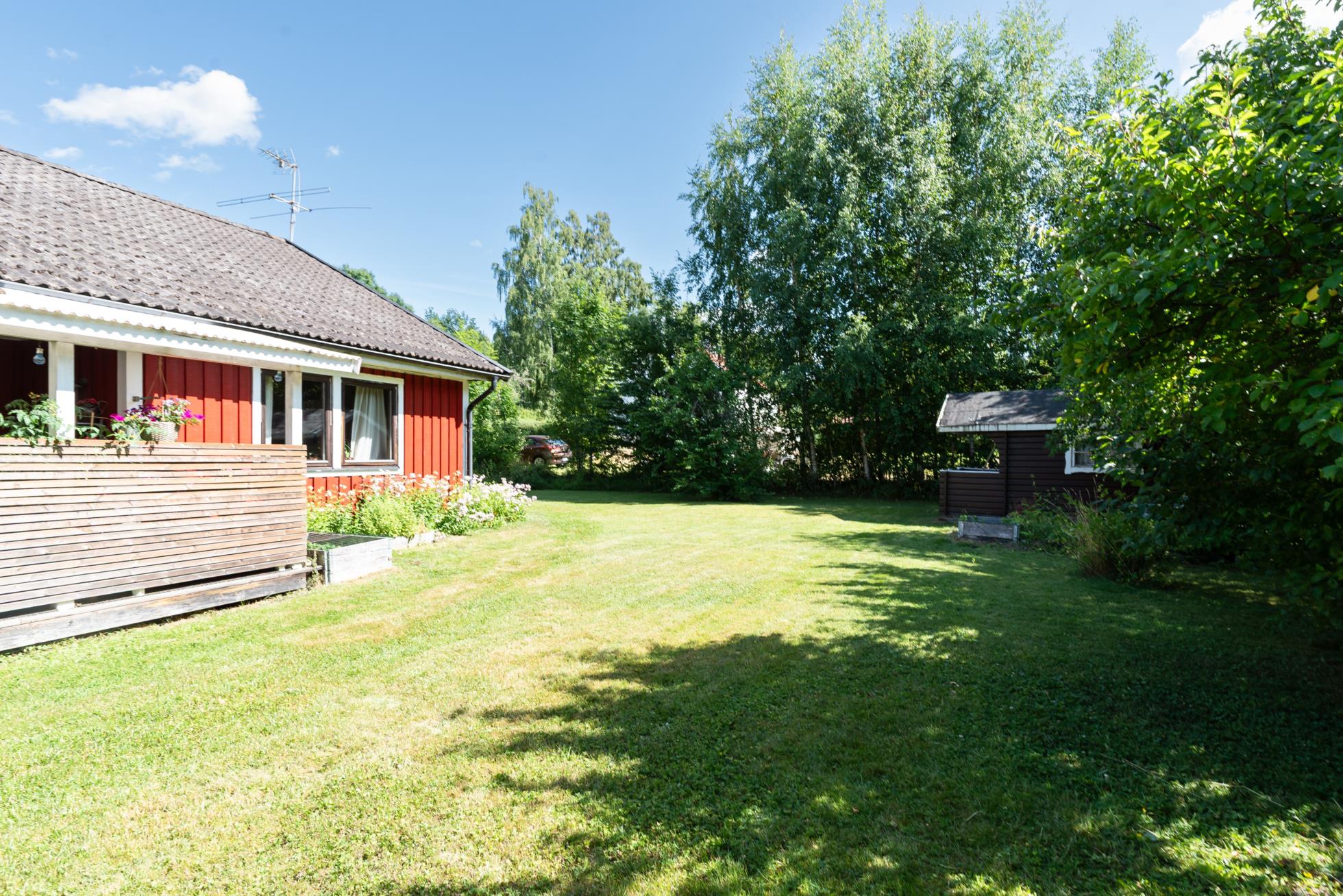 Ett trivsamt enplanshus med stora möjligheter i natursköna omgivningar.