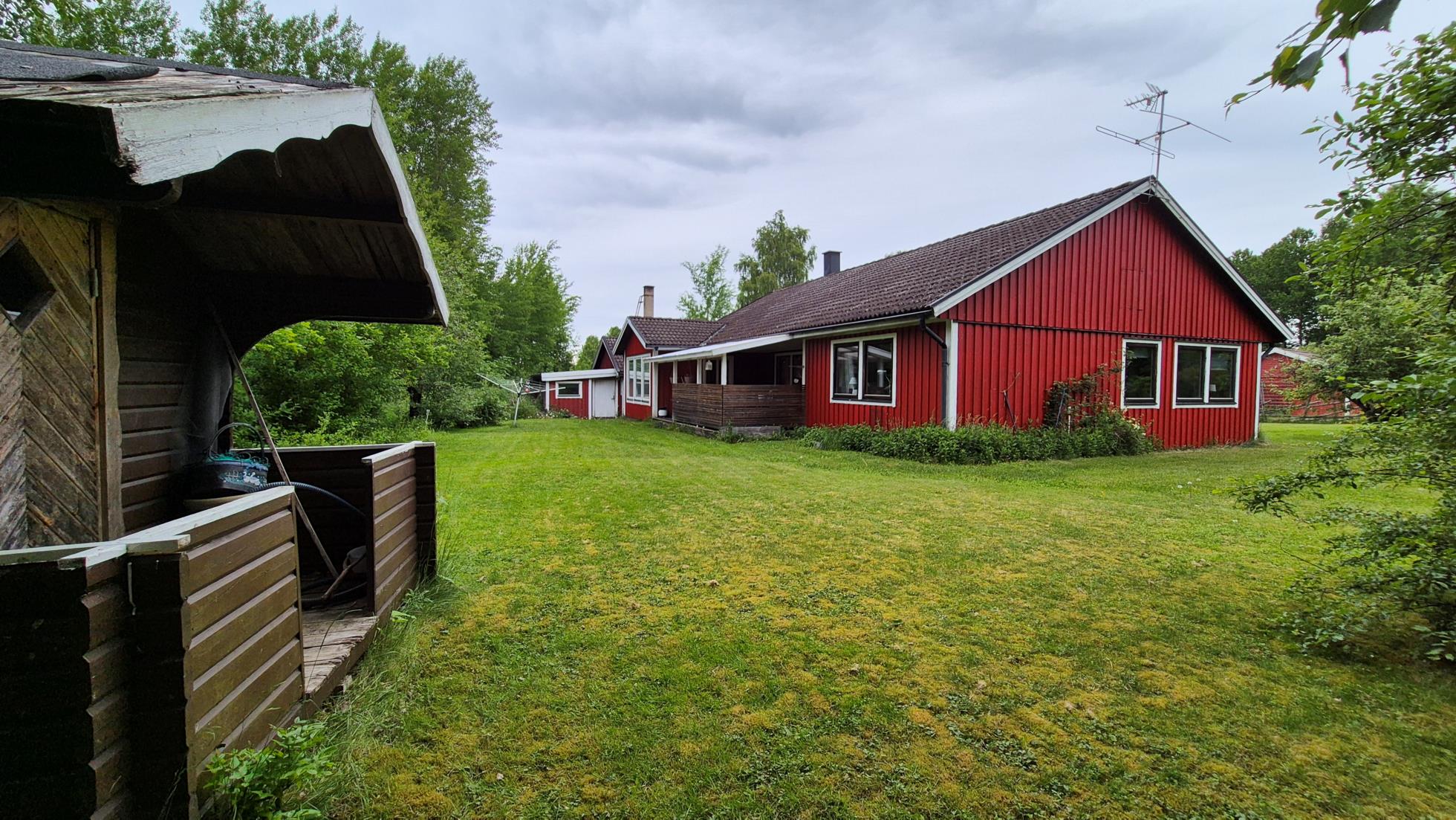 Ett trivsamt enplanshus med stora möjligheter i natursköna omgivningar.