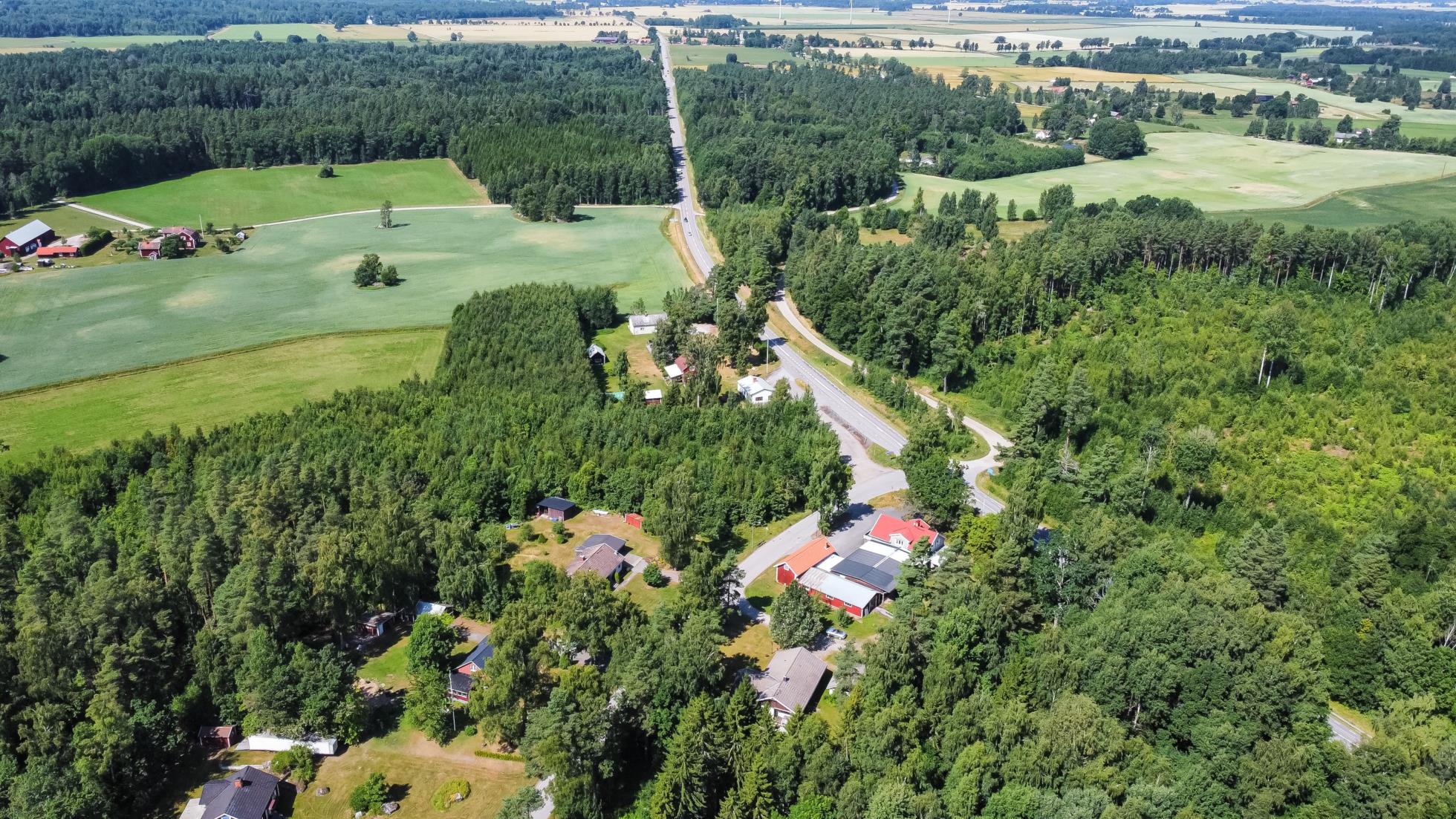 En lantlig idyll med gott om utrymme och närhet till både natur och service