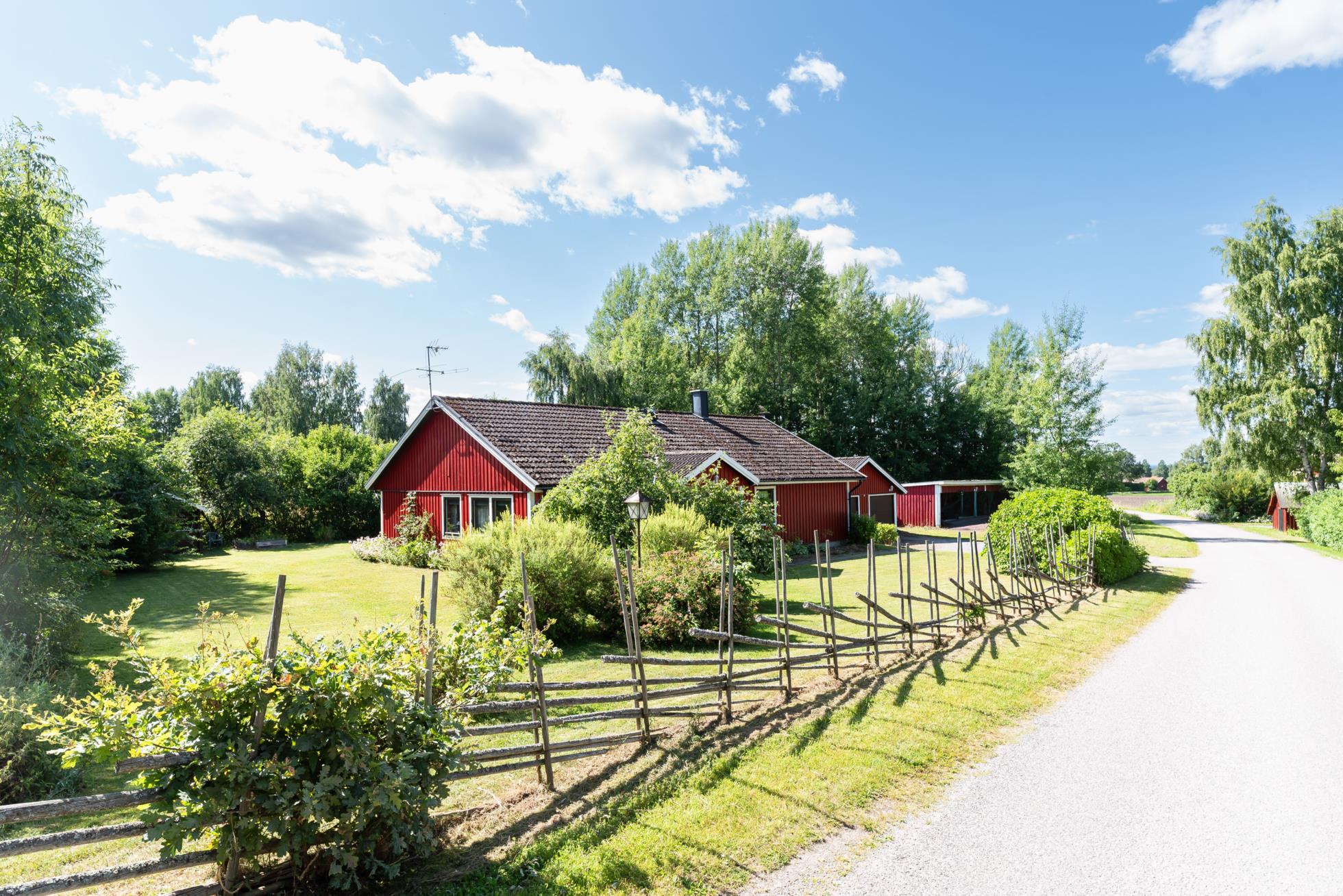 Ett trivsamt enplanshus med stora möjligheter i natursköna omgivningar.