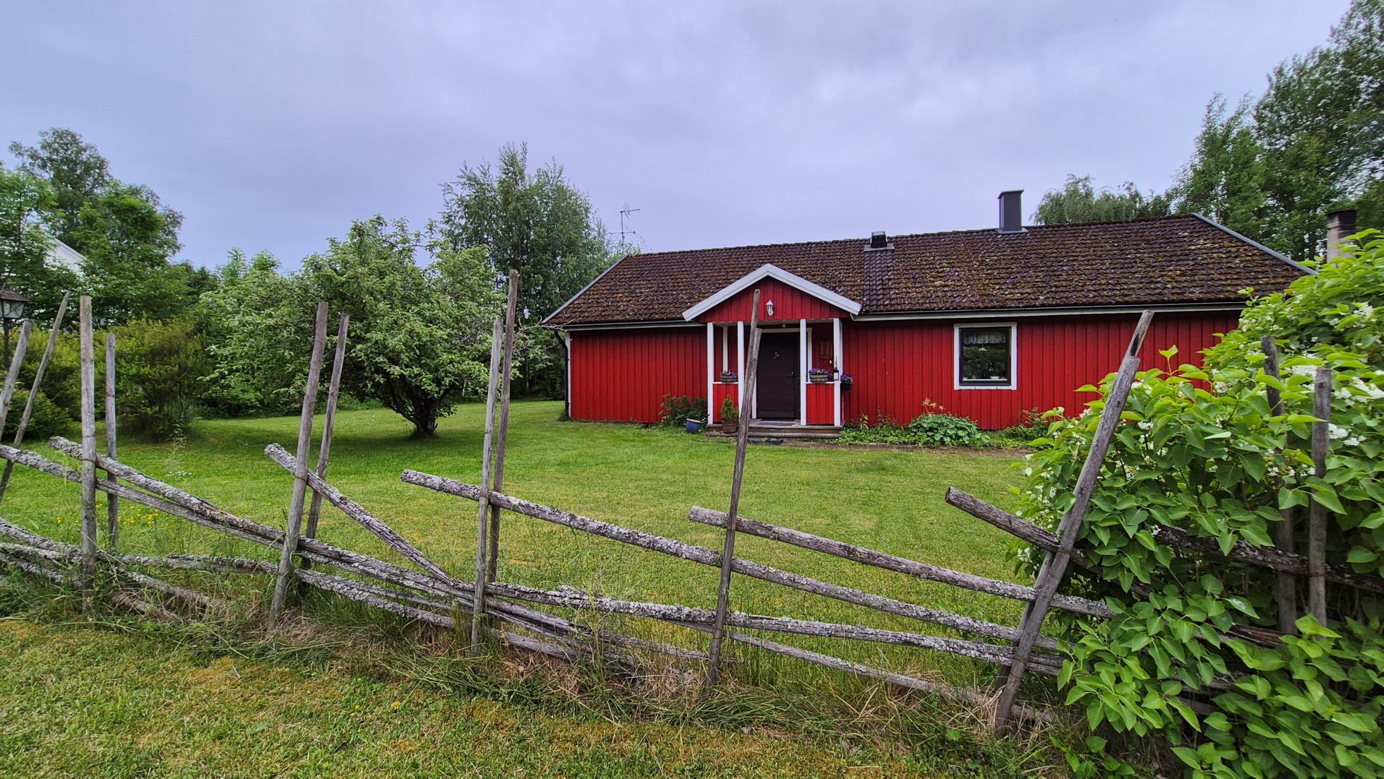Ett trivsamt enplanshus med stora möjligheter i natursköna omgivningar.