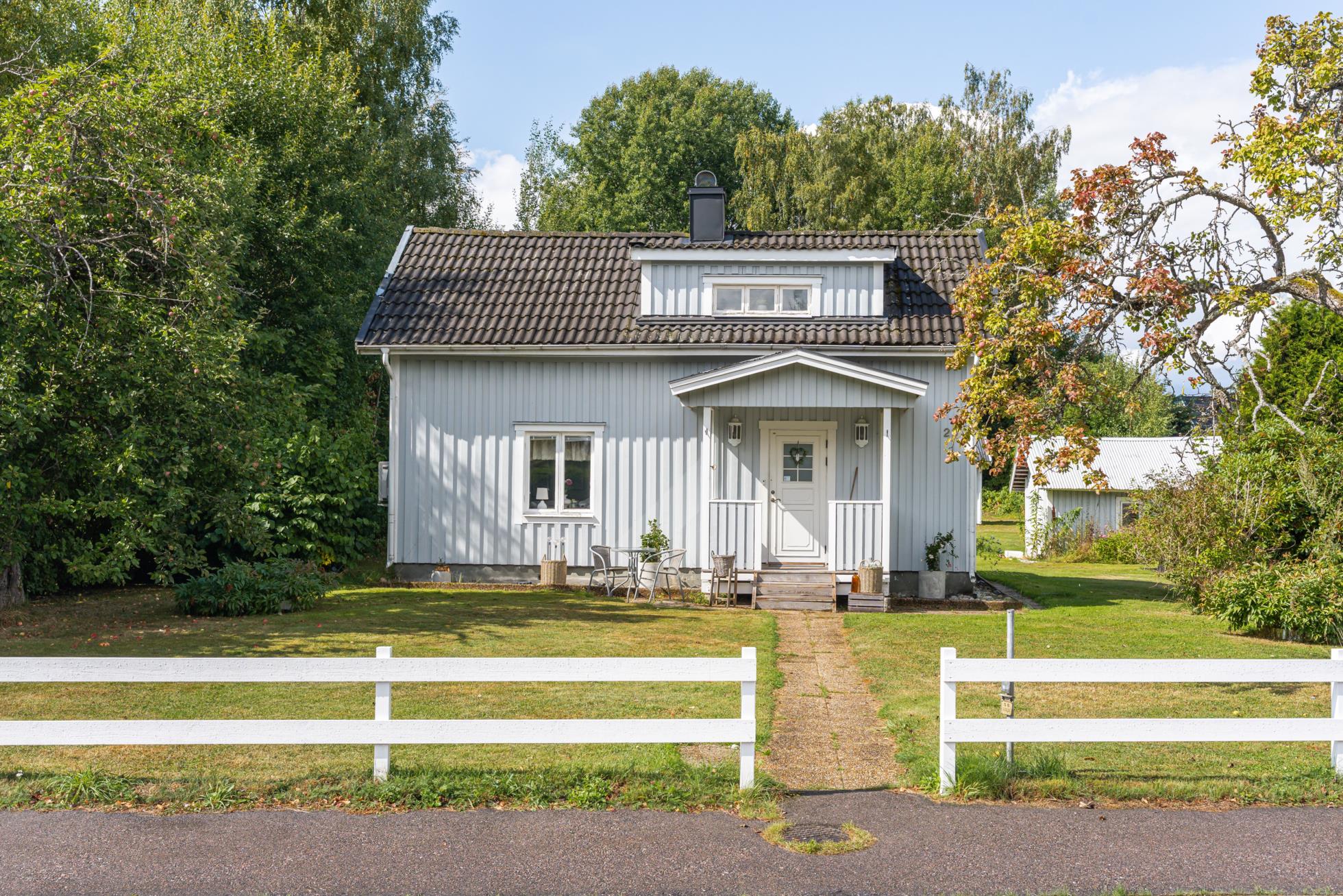 Charmigt boende med stort garage och generös tomt!