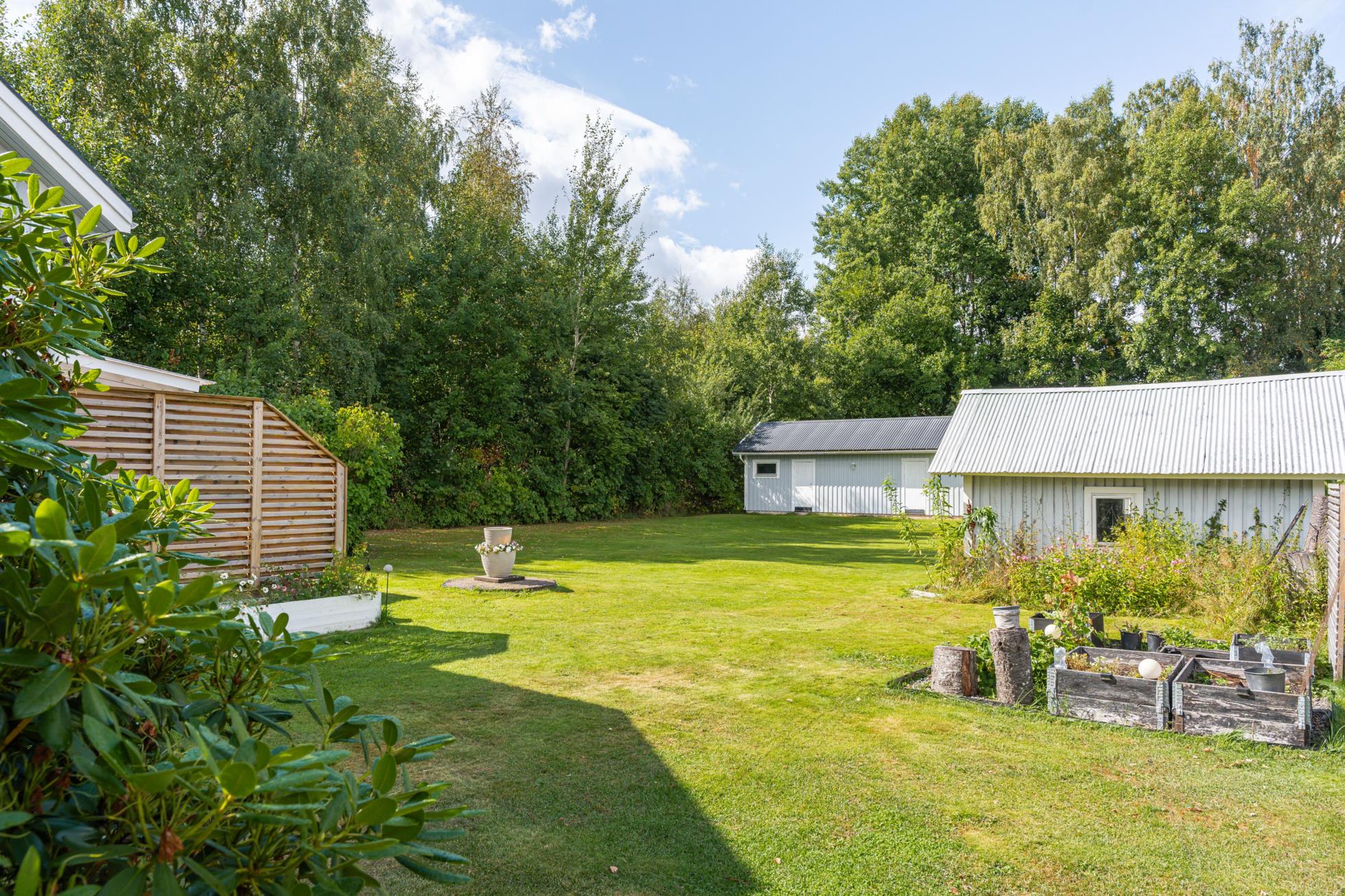 Charmigt boende med stort garage och generös tomt!