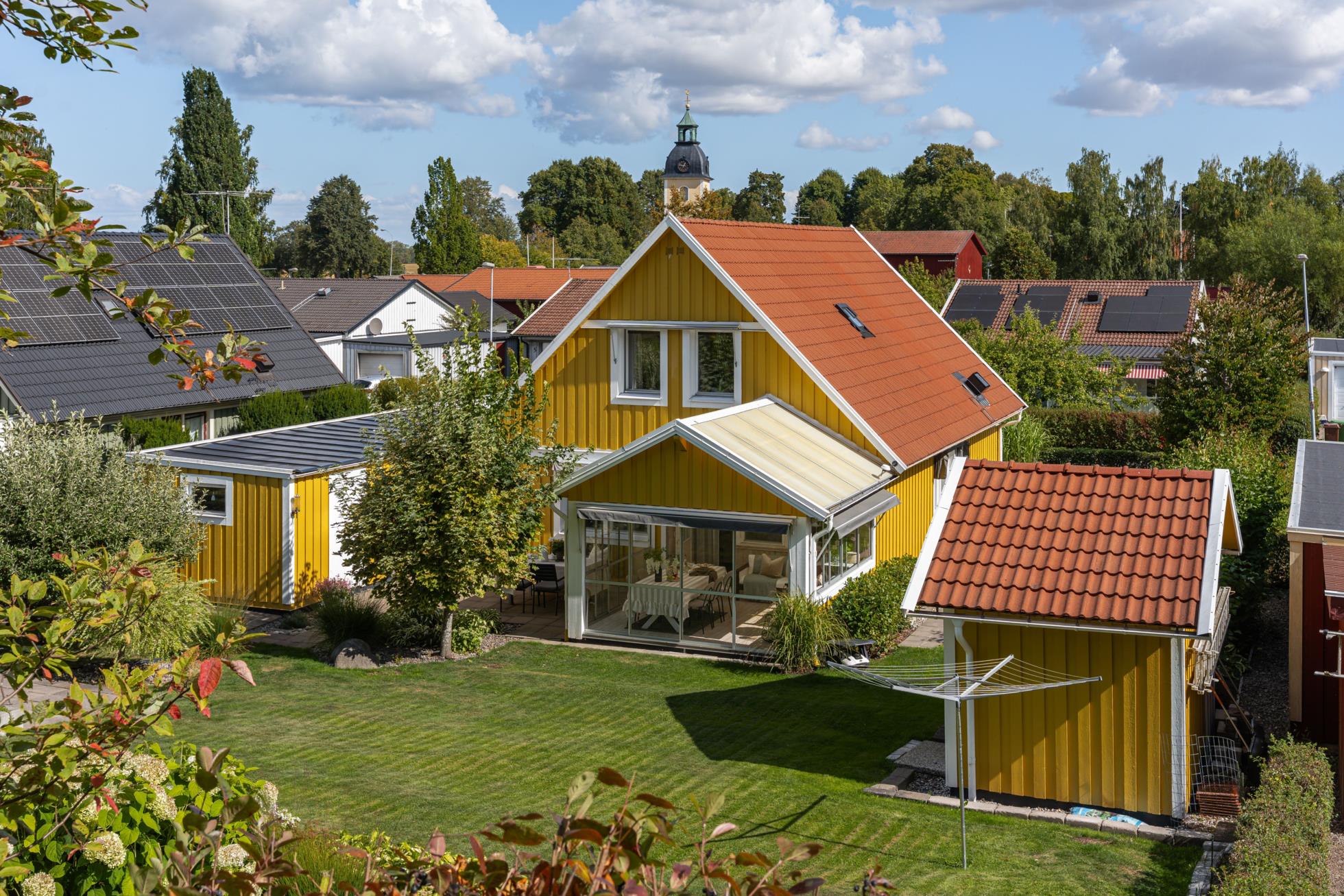 Välskött familjevilla med fyra sovrum och en trädgård utöver det vanliga