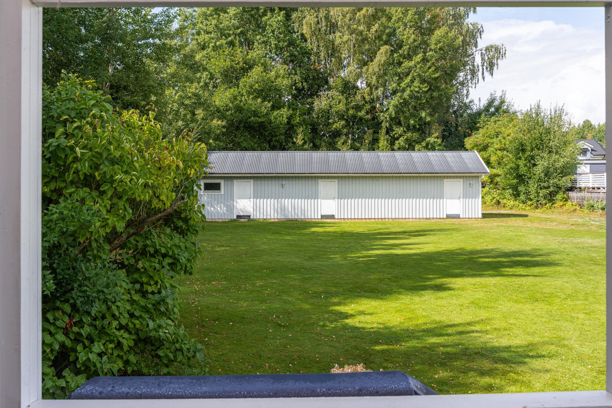 Charmigt boende med stort garage och generös tomt!