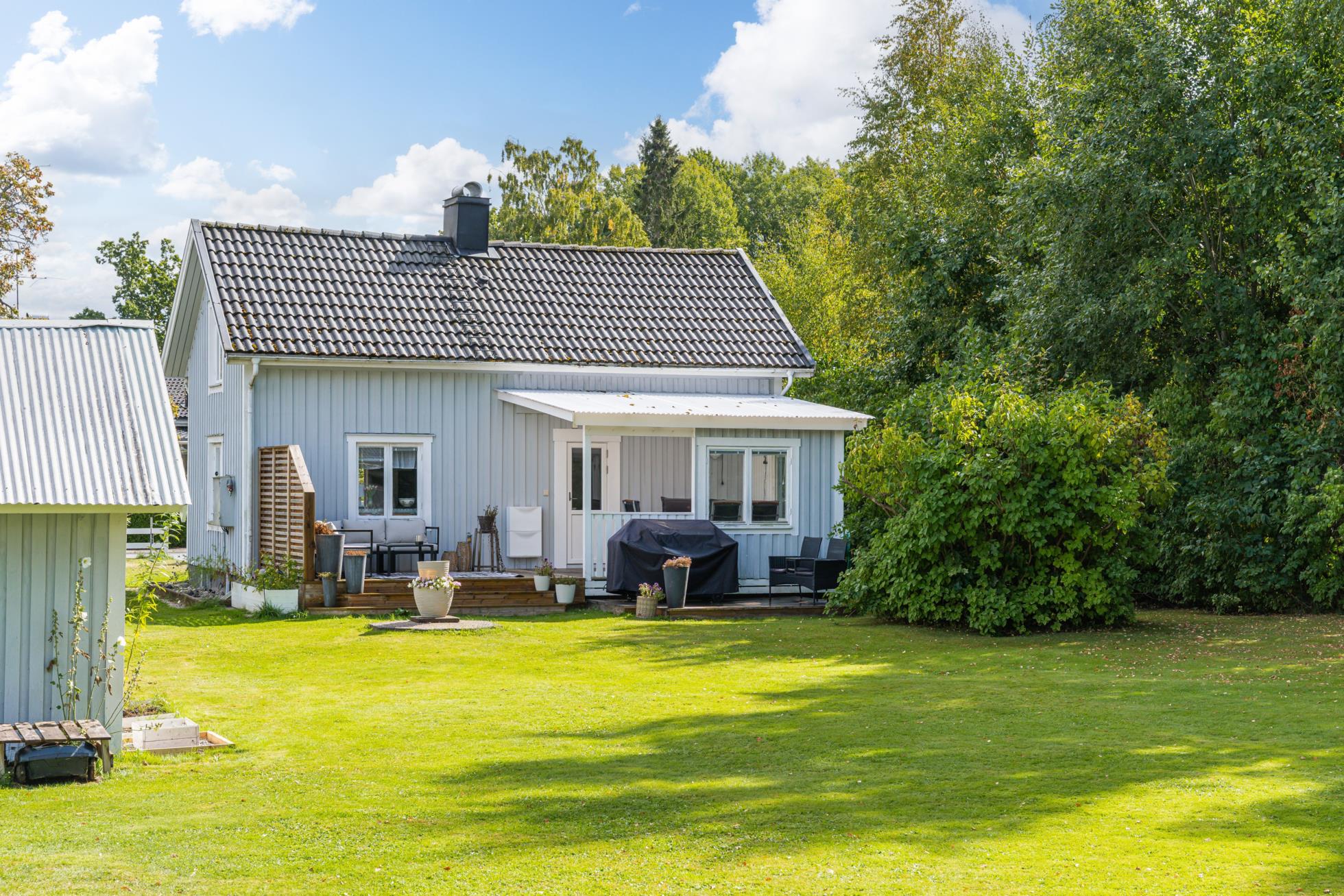 Charmigt boende med stort garage och generös tomt!