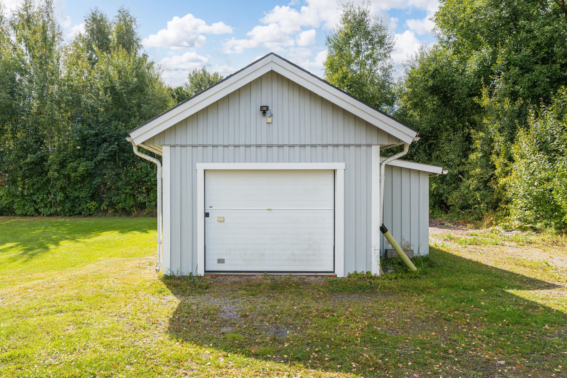 Charmigt boende med stort garage och generös tomt!