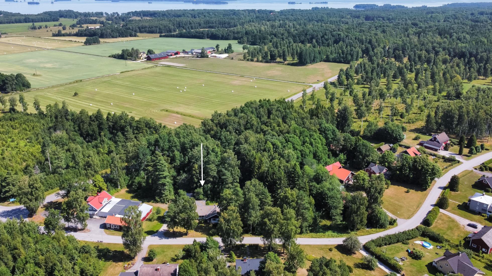 En lantlig idyll med gott om utrymme och närhet till både natur och service