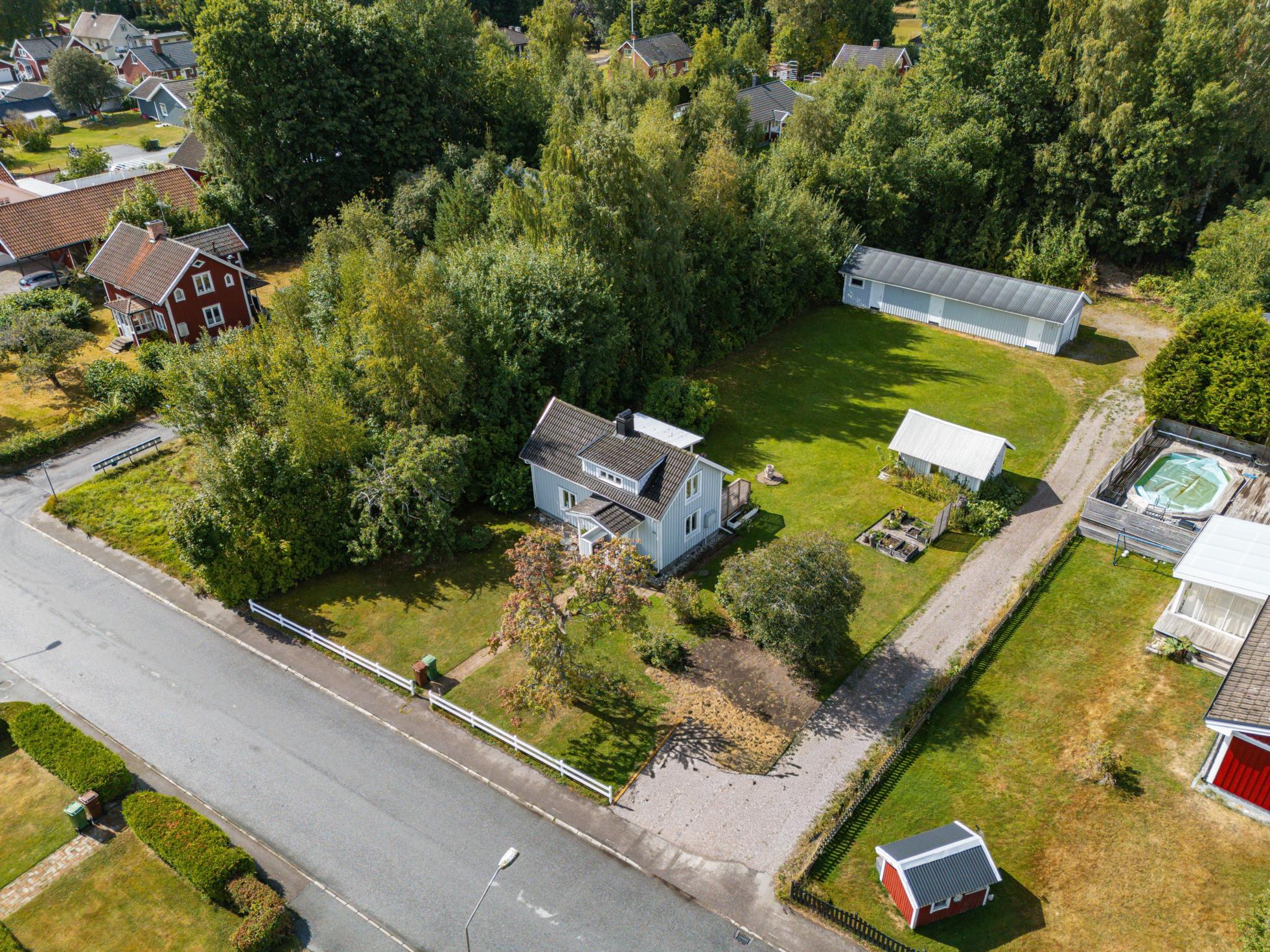 Charmigt boende med stort garage och generös tomt!