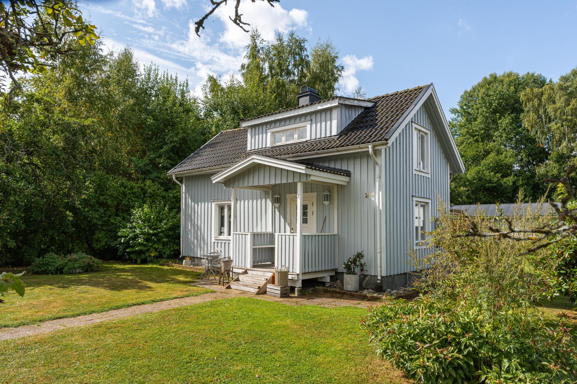 Charmigt boende med stort garage och generös tomt!