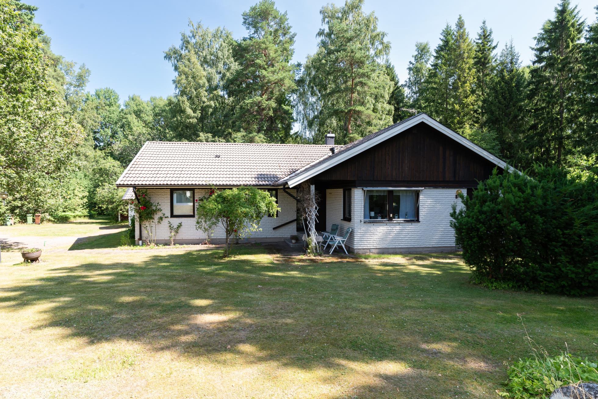 En lantlig idyll med gott om utrymme och närhet till både natur och service