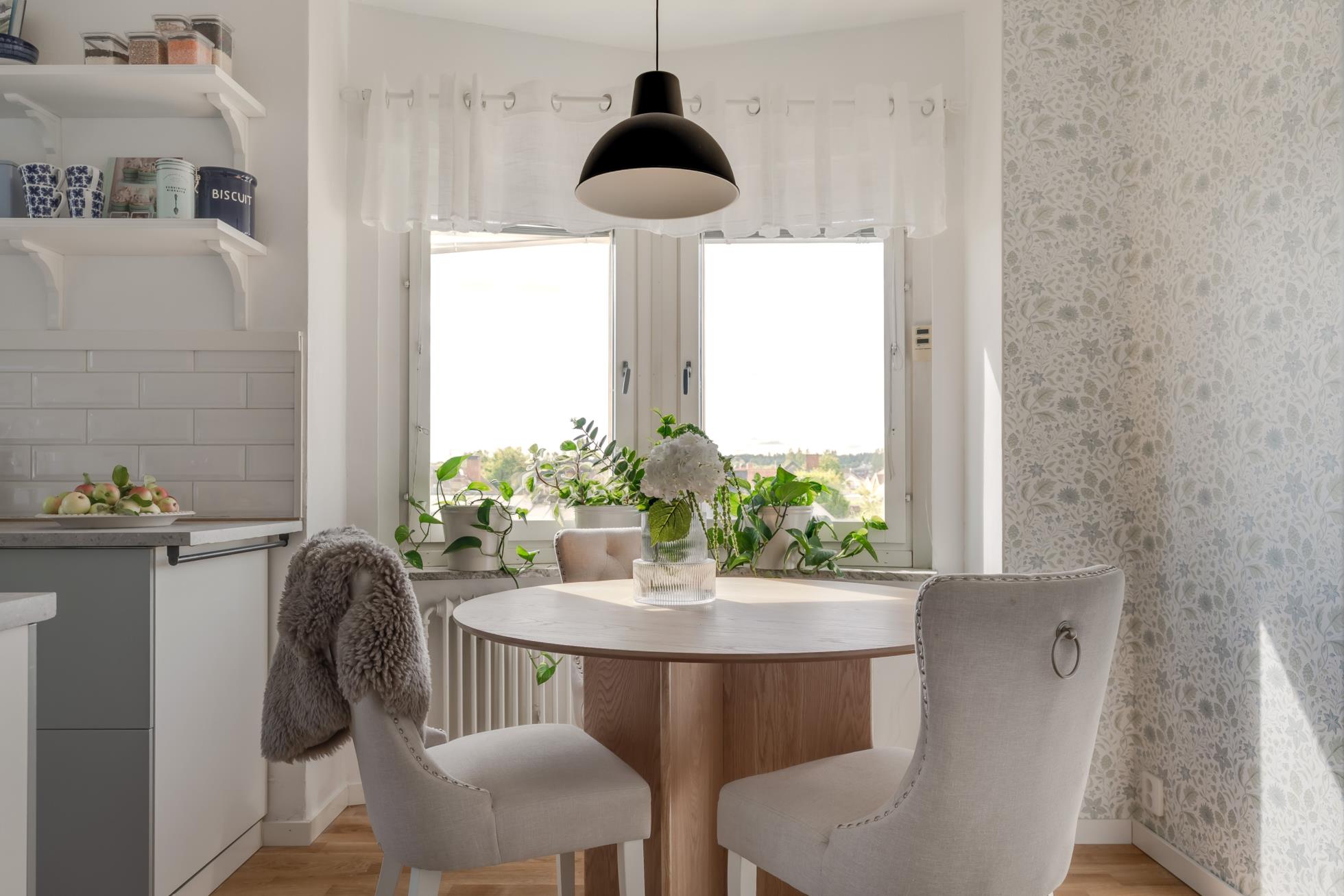 Hörnläge med balkong i västerläge – mitt i attraktiva Sörby!