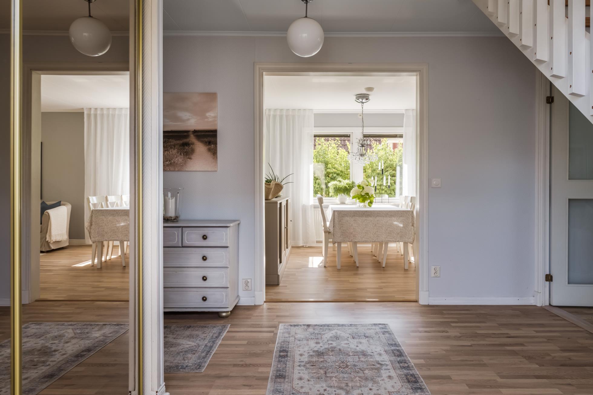 Välskött familjevilla med fyra sovrum och en trädgård utöver det vanliga