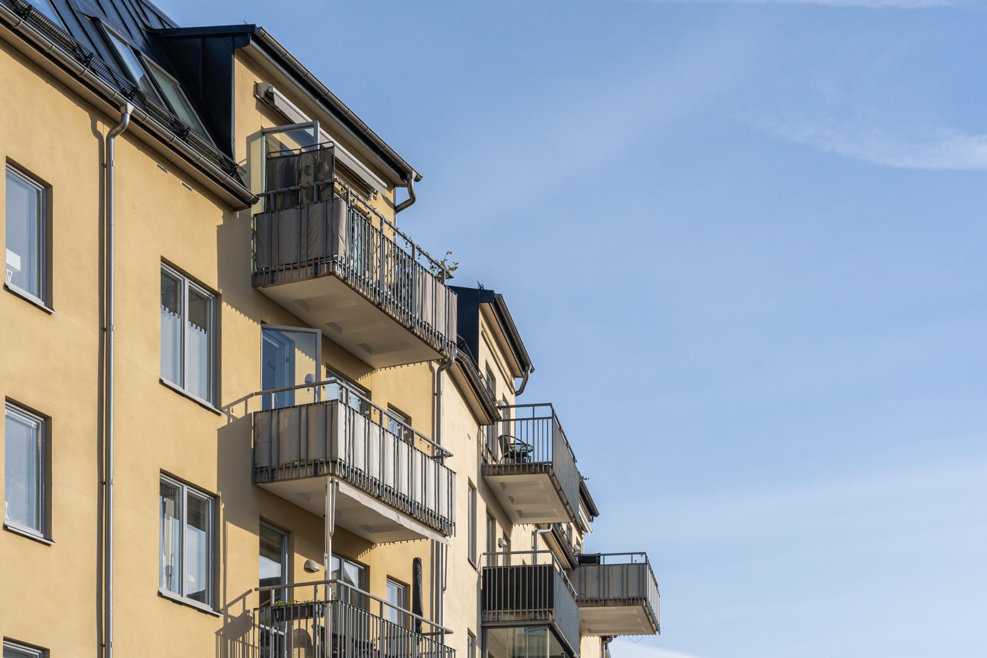 Central trea med dubbla balkonger!