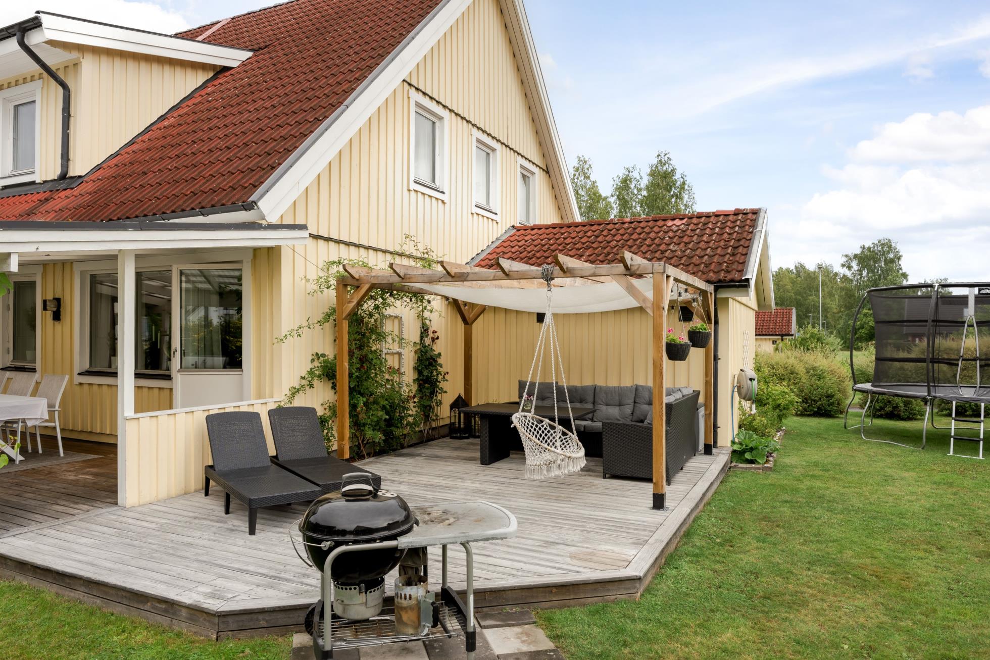 Välplanerat parhus med trivsam utemiljö!