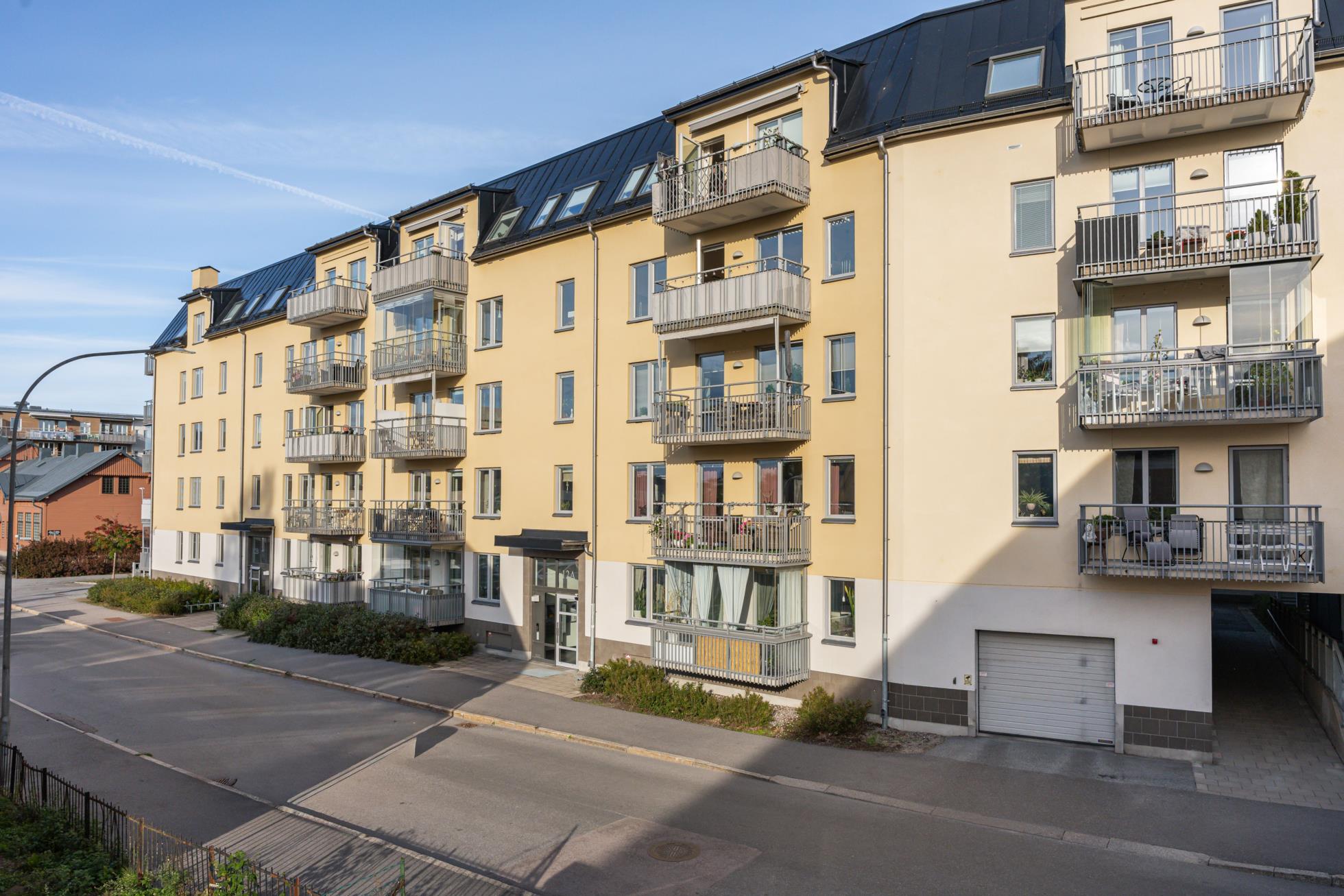 Central trea med dubbla balkonger!
