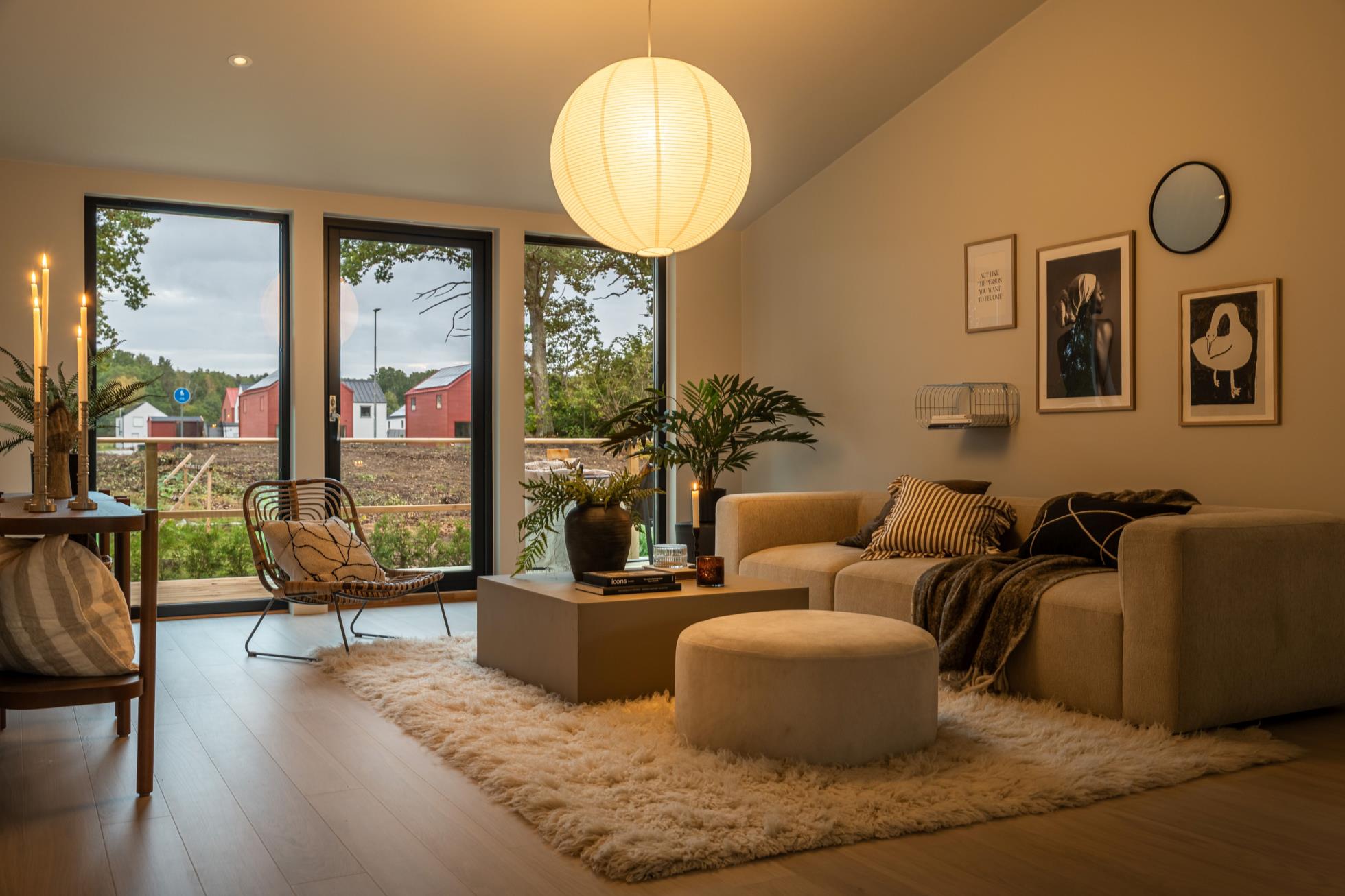 Nybyggt enplanshus med modern känsla och vy över öppna fält