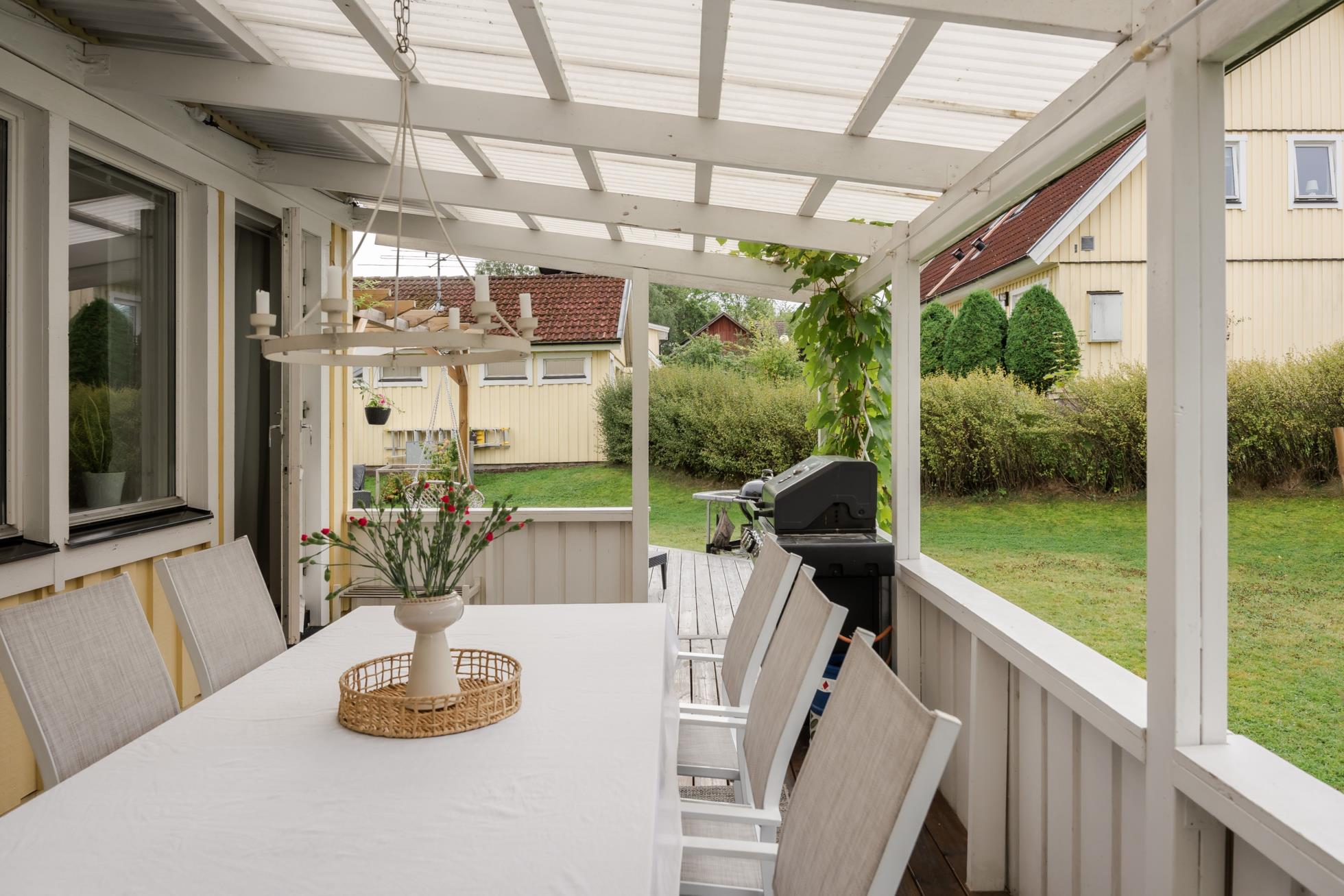 Välplanerat parhus med trivsam utemiljö!
