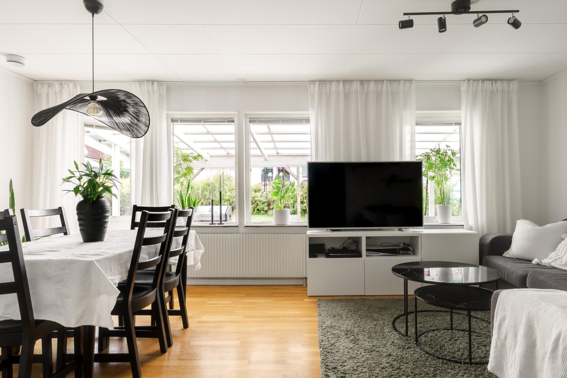 Välplanerat parhus med trivsam utemiljö!