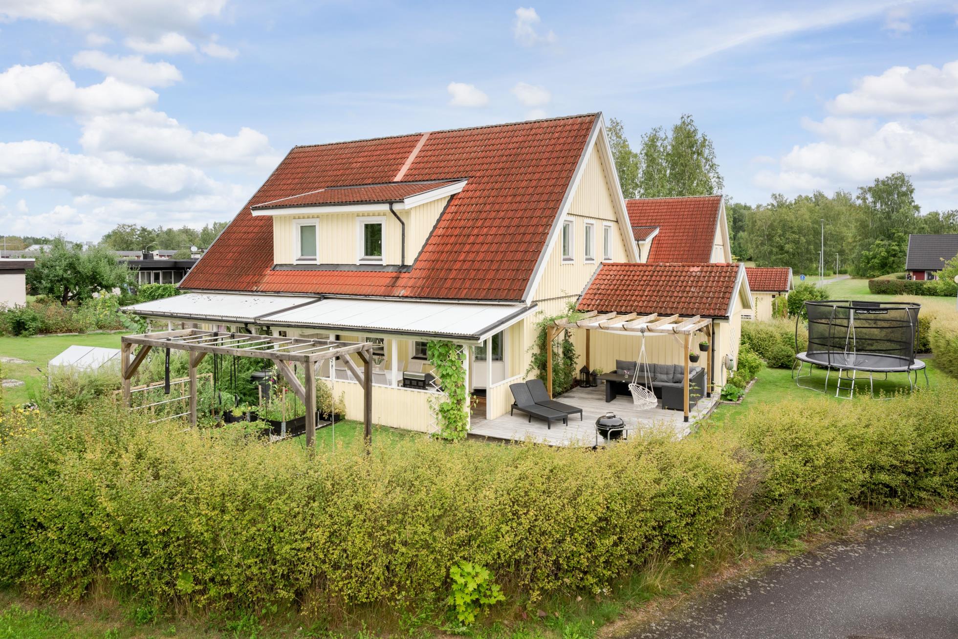Välplanerat parhus med trivsam utemiljö!