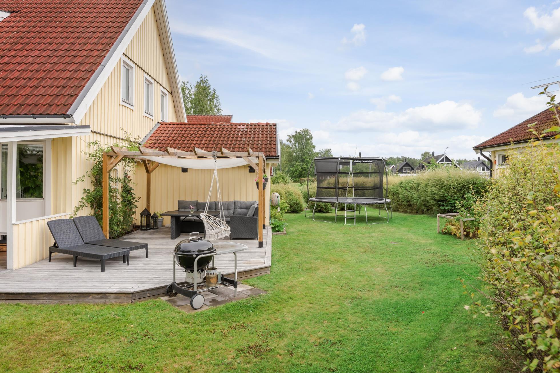 Välplanerat parhus med trivsam utemiljö!