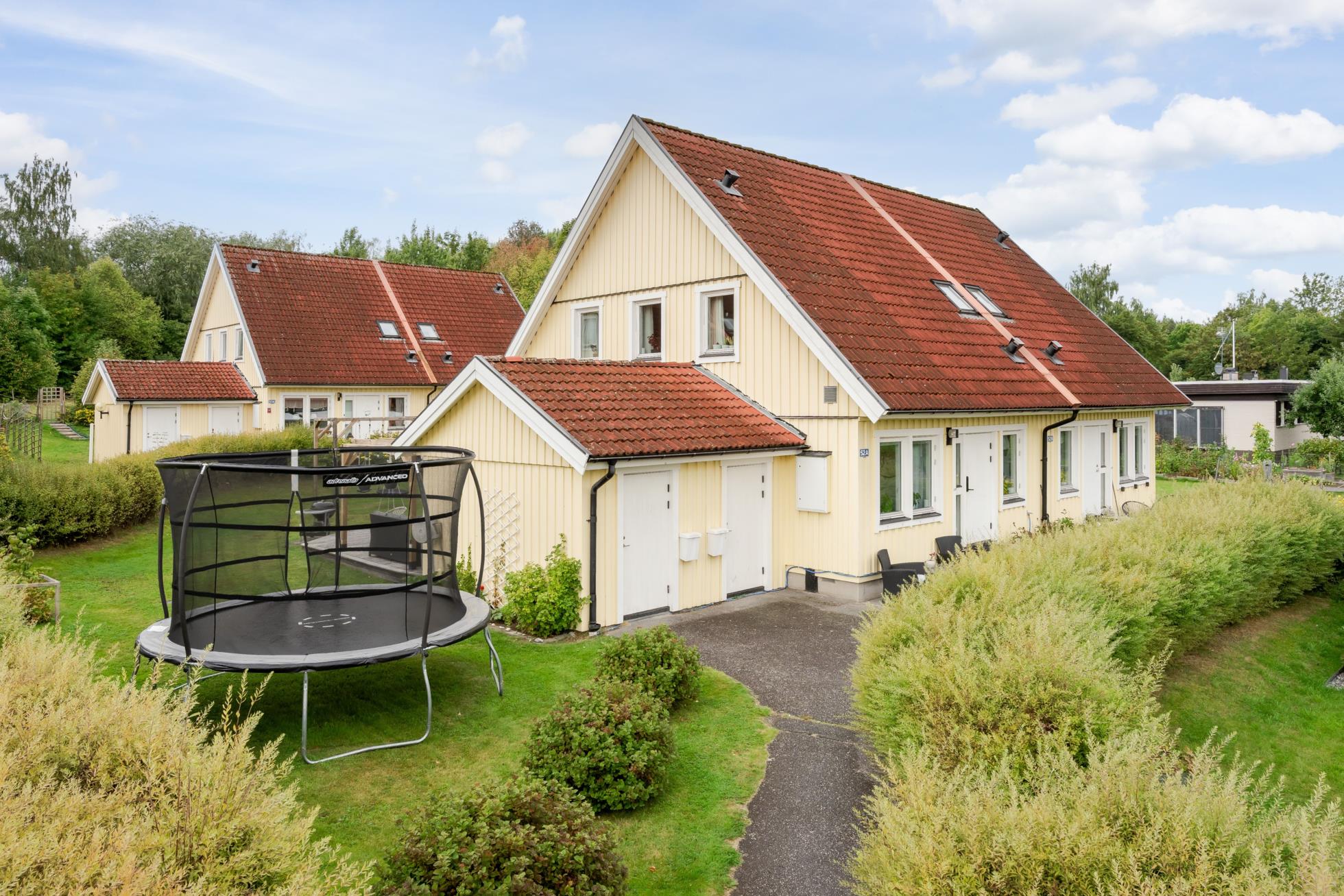 Välplanerat parhus med trivsam utemiljö!