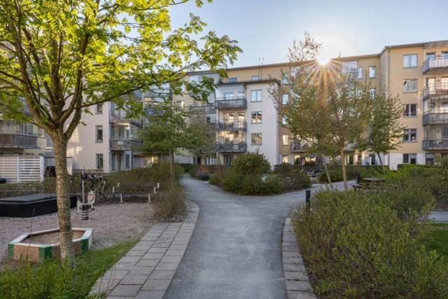 Central trea med dubbla balkonger!