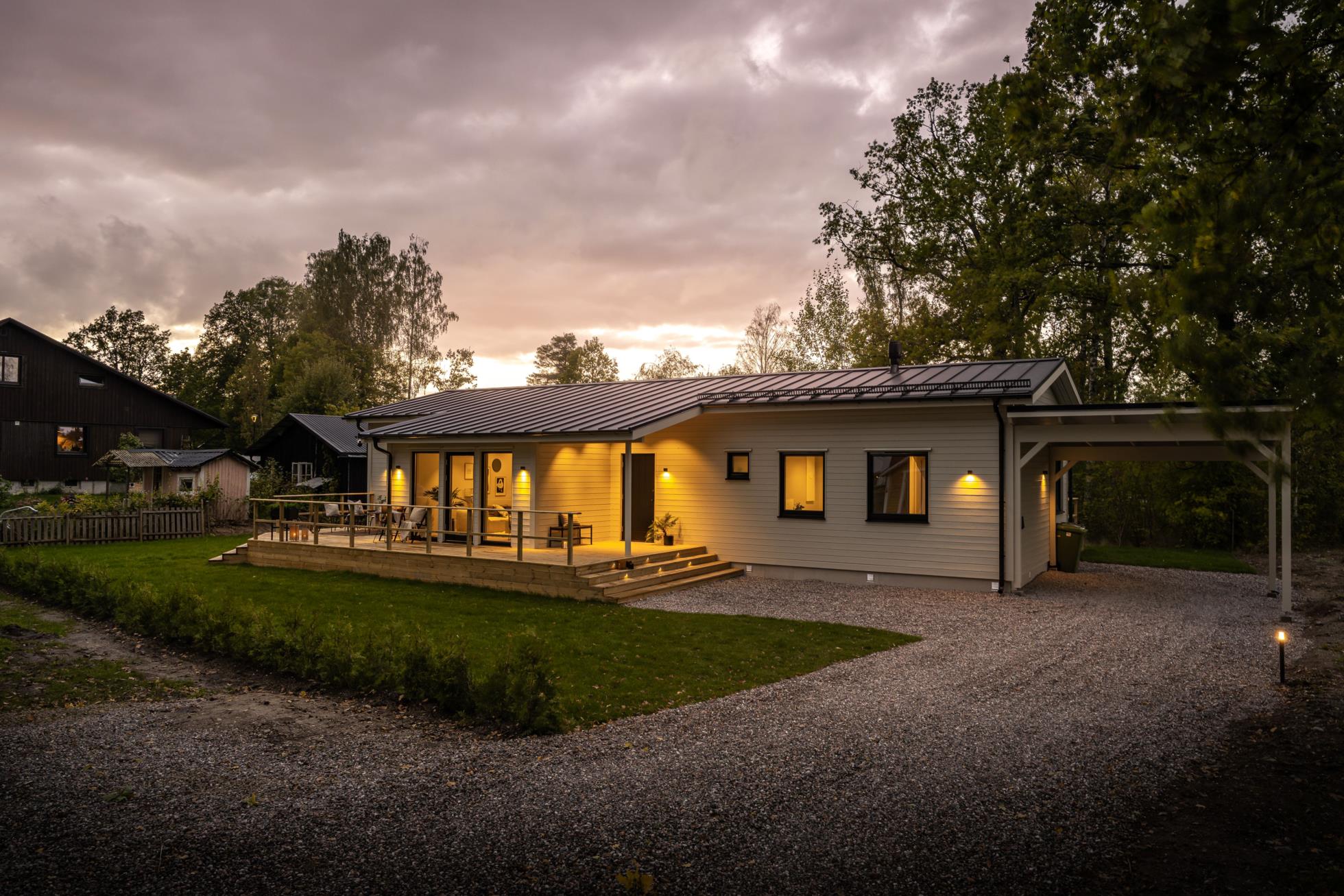 Nybyggt enplanshus med modern känsla och vy över öppna fält