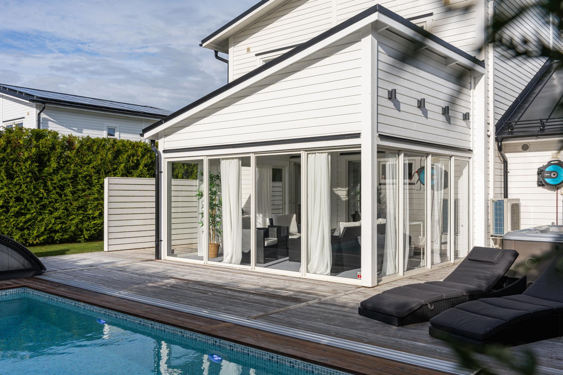 Pool, jacuzzi och inglasat uterum i soligt söderläge!