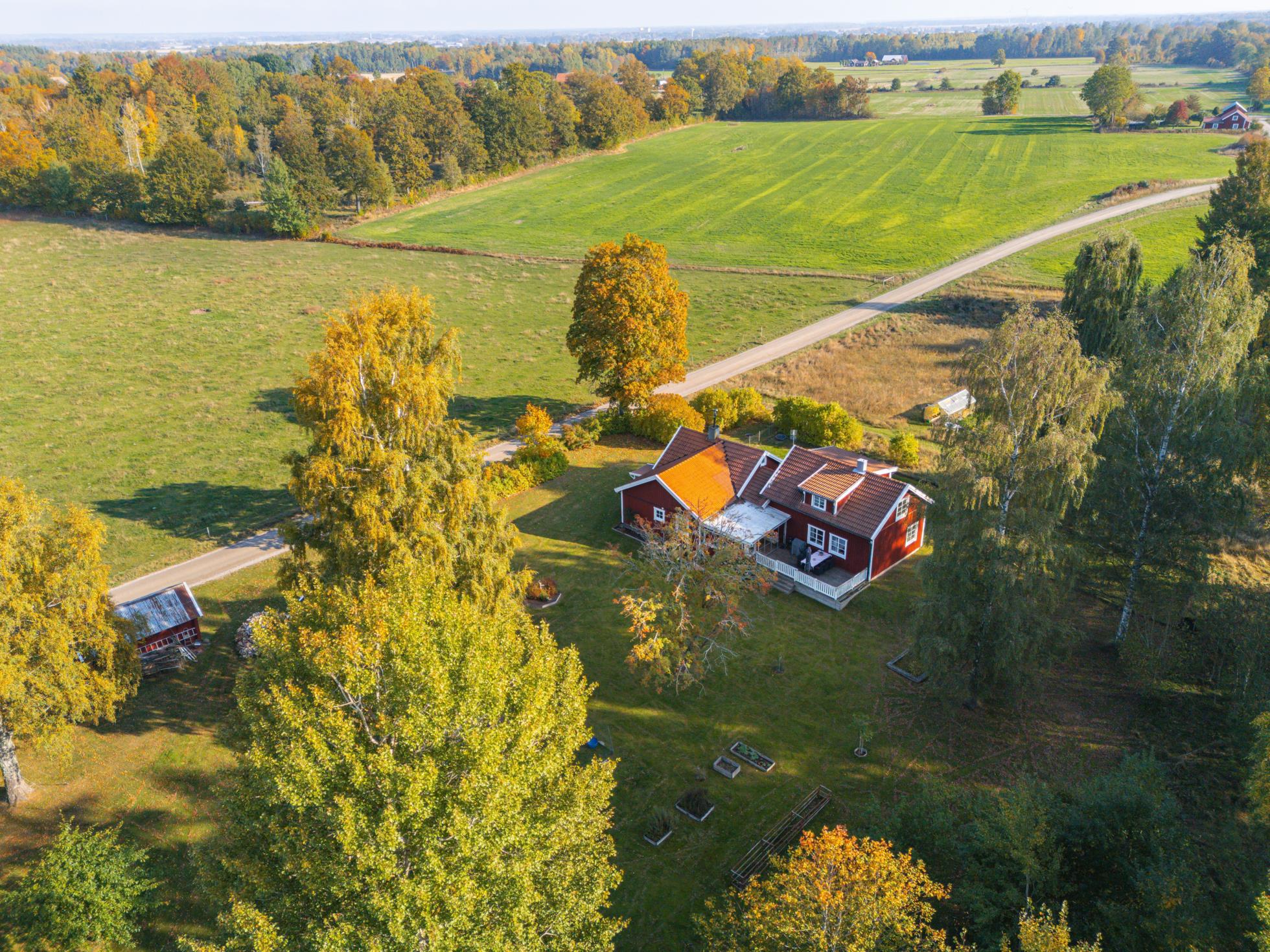 Lantlig idyll med nästan 1,5 hektar tomt