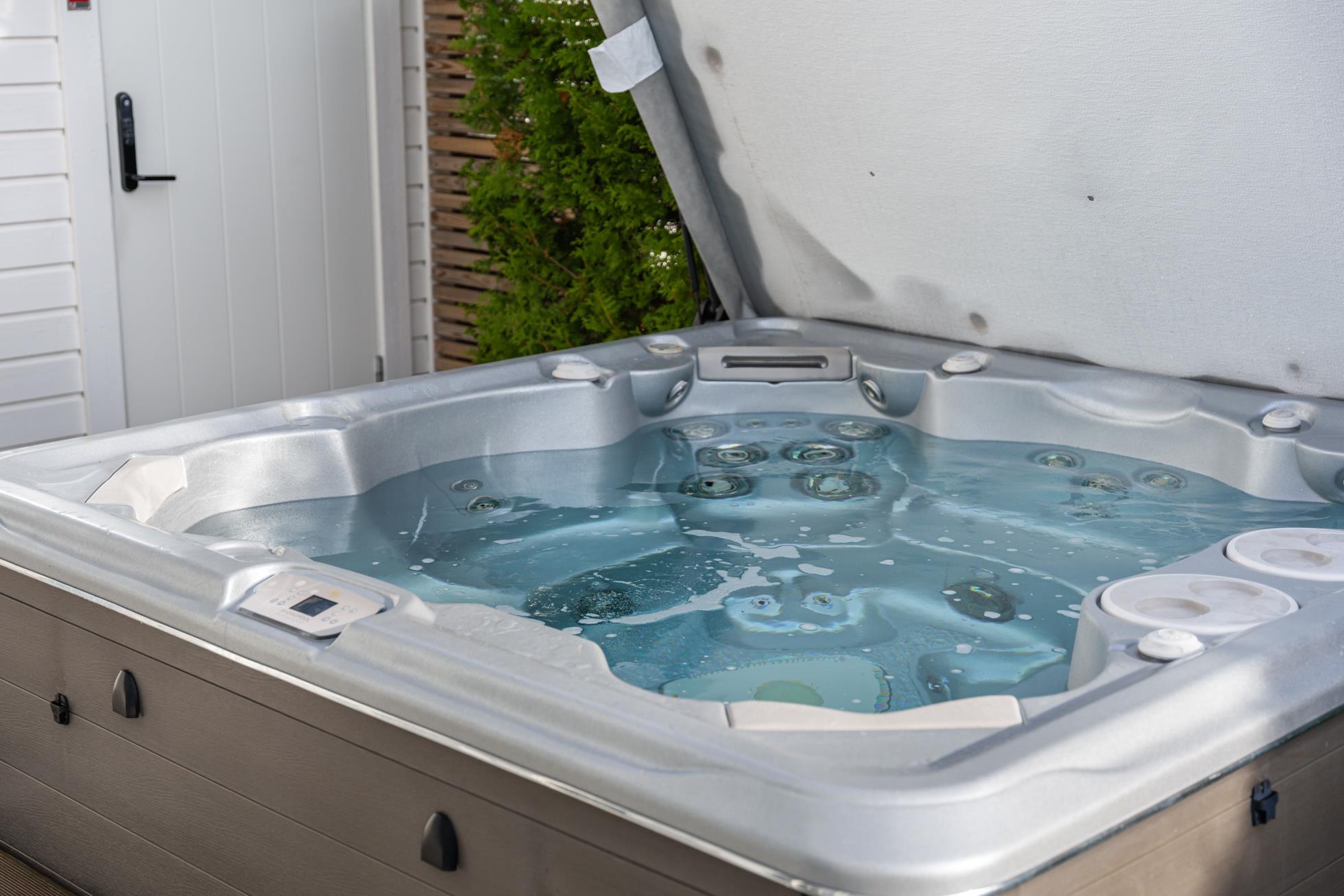 Pool, jacuzzi och inglasat uterum i soligt söderläge!