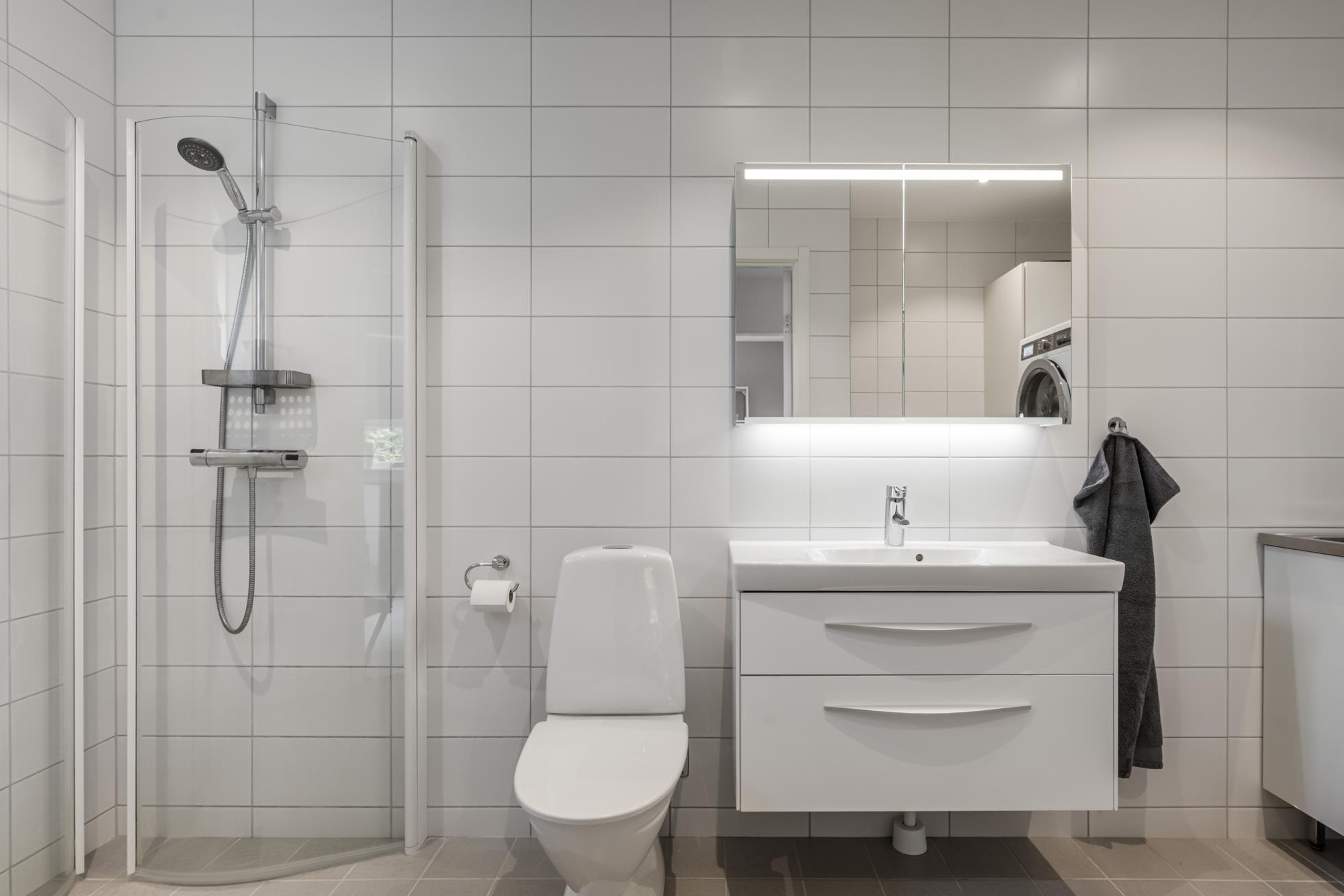 Pool, jacuzzi och inglasat uterum i soligt söderläge!