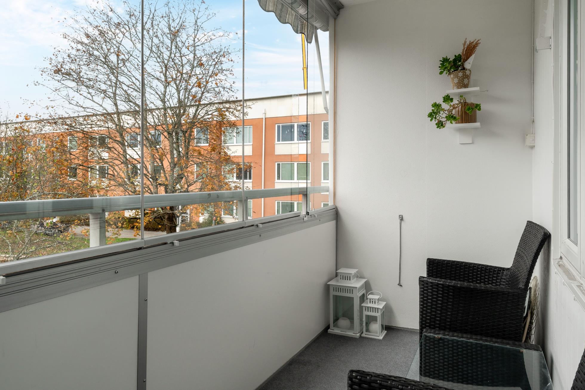 Rymlig trea med inglasad balkong och genomtänkt planlösning!