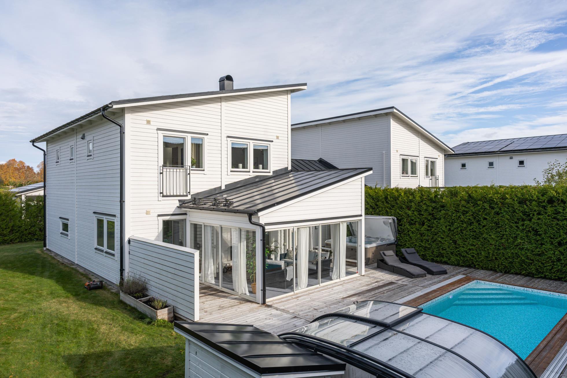Pool, jacuzzi och inglasat uterum i soligt söderläge!