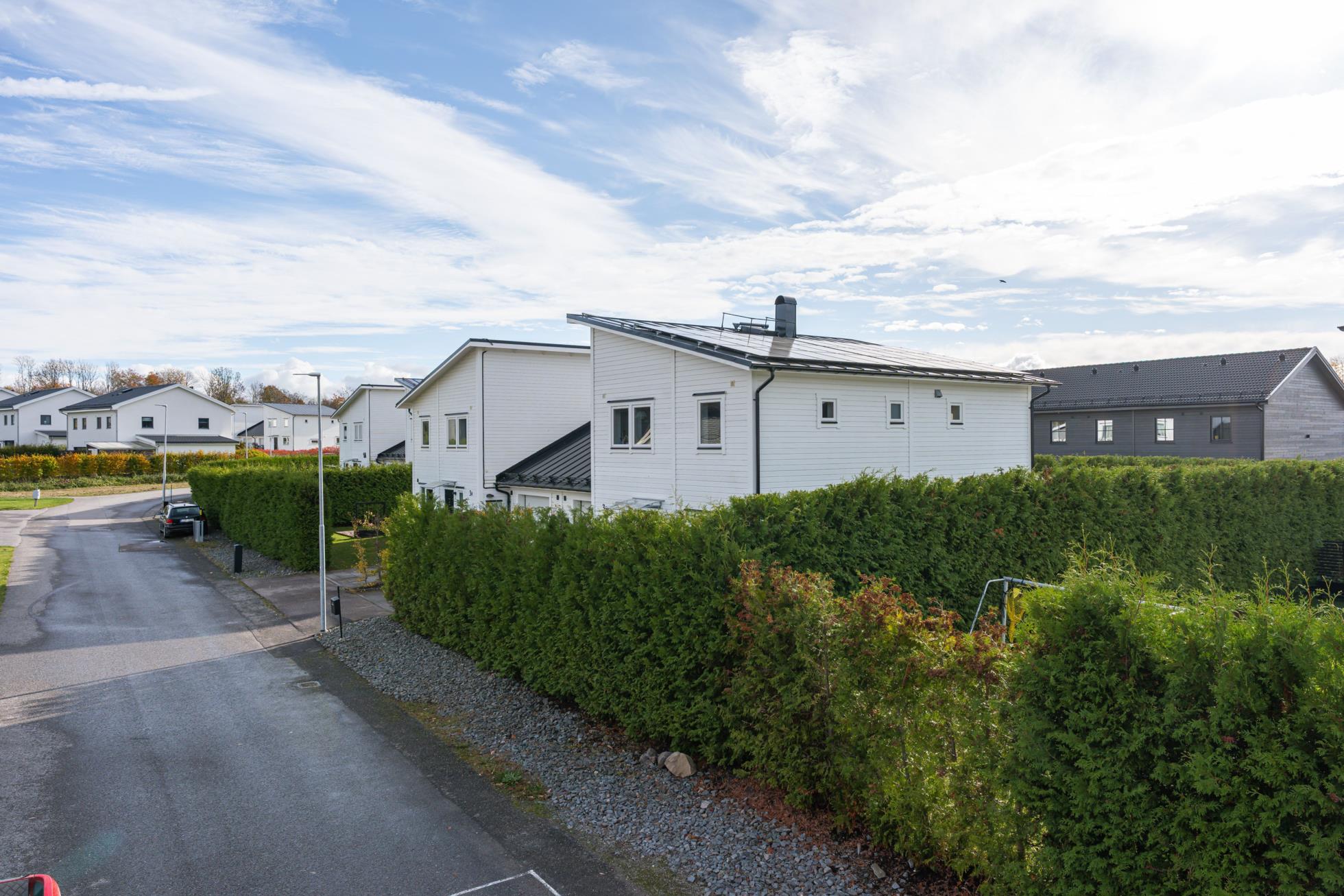 Pool, jacuzzi och inglasat uterum i soligt söderläge!