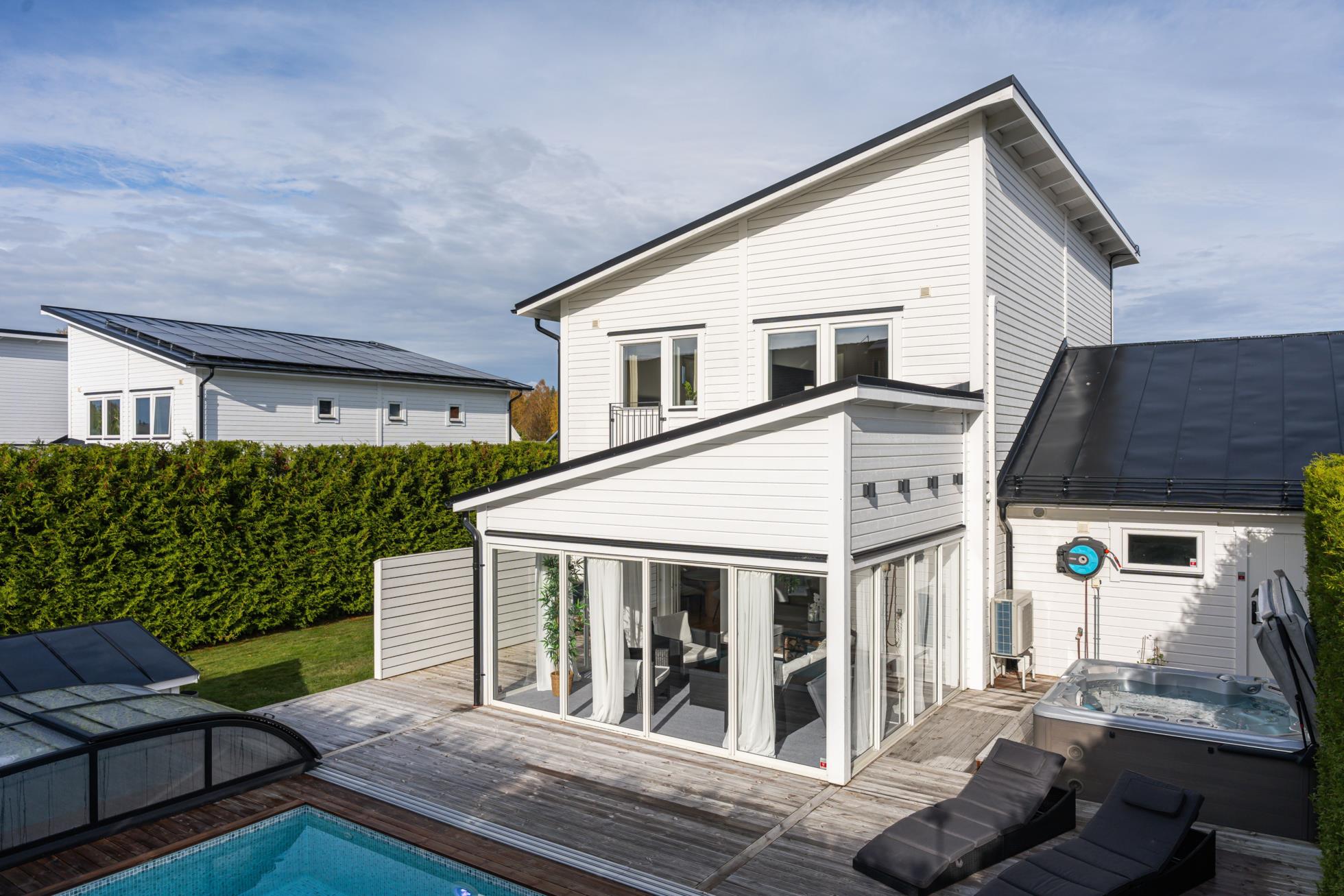 Pool, jacuzzi och inglasat uterum i soligt söderläge!