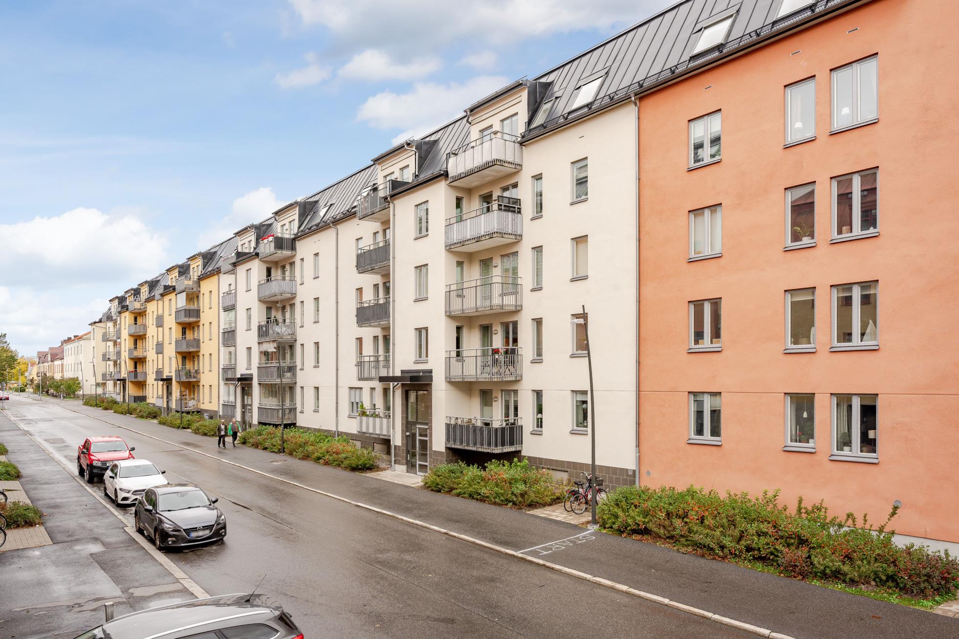 Högst upp i huset med dubbla balkonger – attraktivt läge i Vasastan!